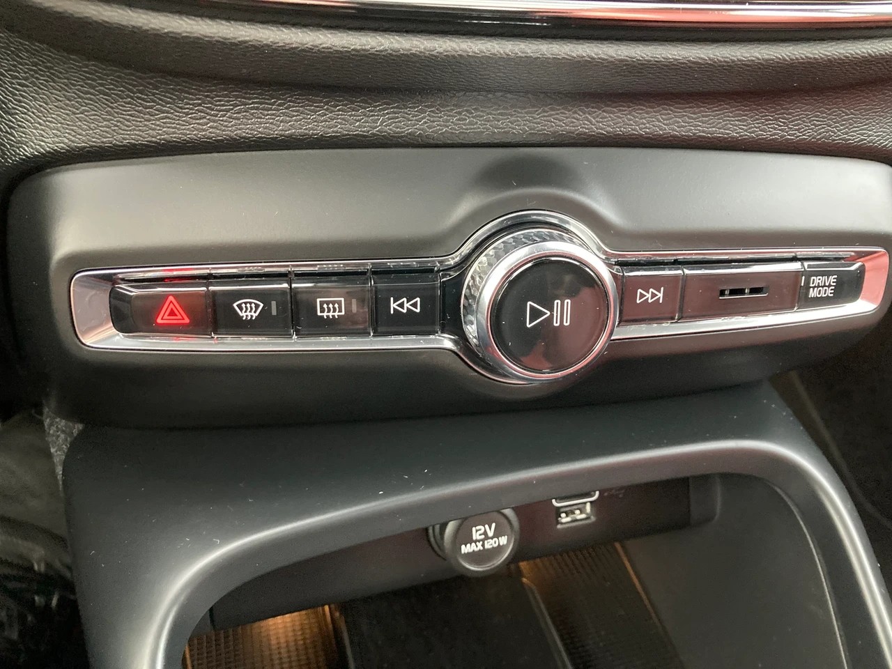 VOLVO XC40 D4 AWD Momentum Geartronic-image-12