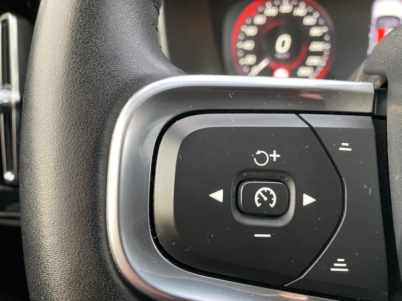 VOLVO XC40 D4 AWD Momentum Geartronic-image-13