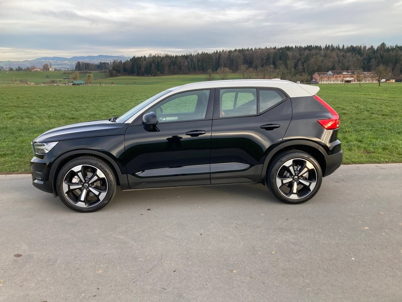 VOLVO XC40 D4 AWD Momentum Geartronic-image-4