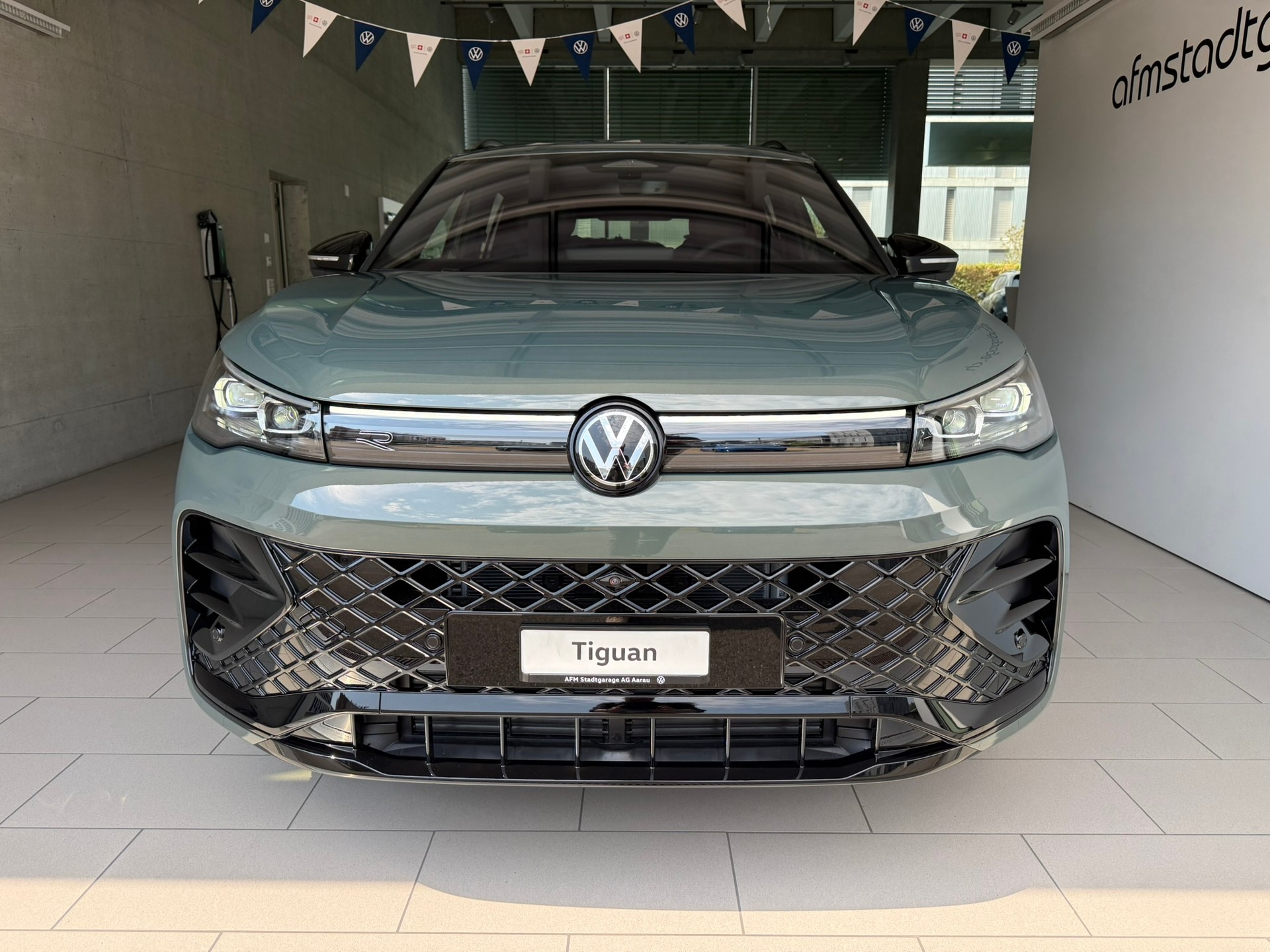 VW Tiguan 2.0 TSI DSG R-Line Plus 4Motion-image-1