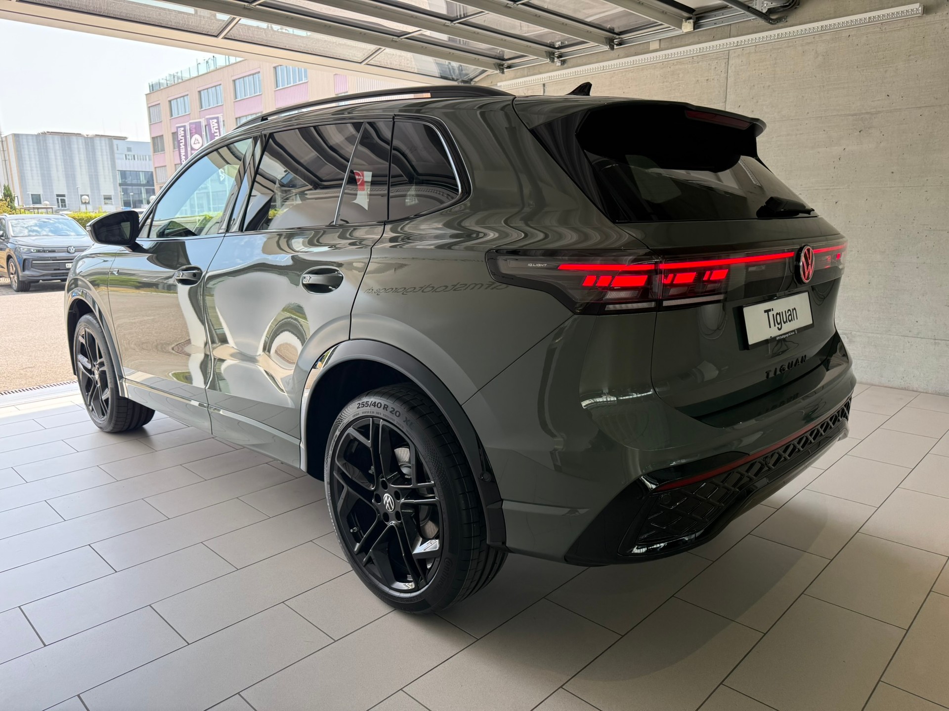 VW Tiguan 2.0 TSI DSG R-Line Plus 4Motion-image-3