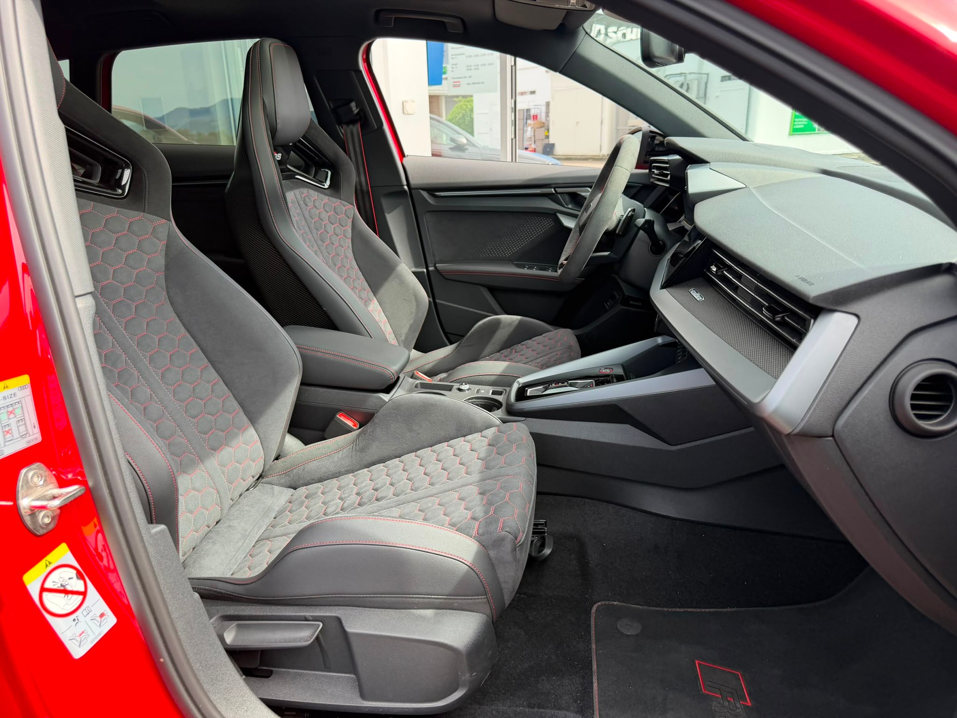 AUDI RS3 Sportback 2.5 TSI quattro S-tronic-image-12