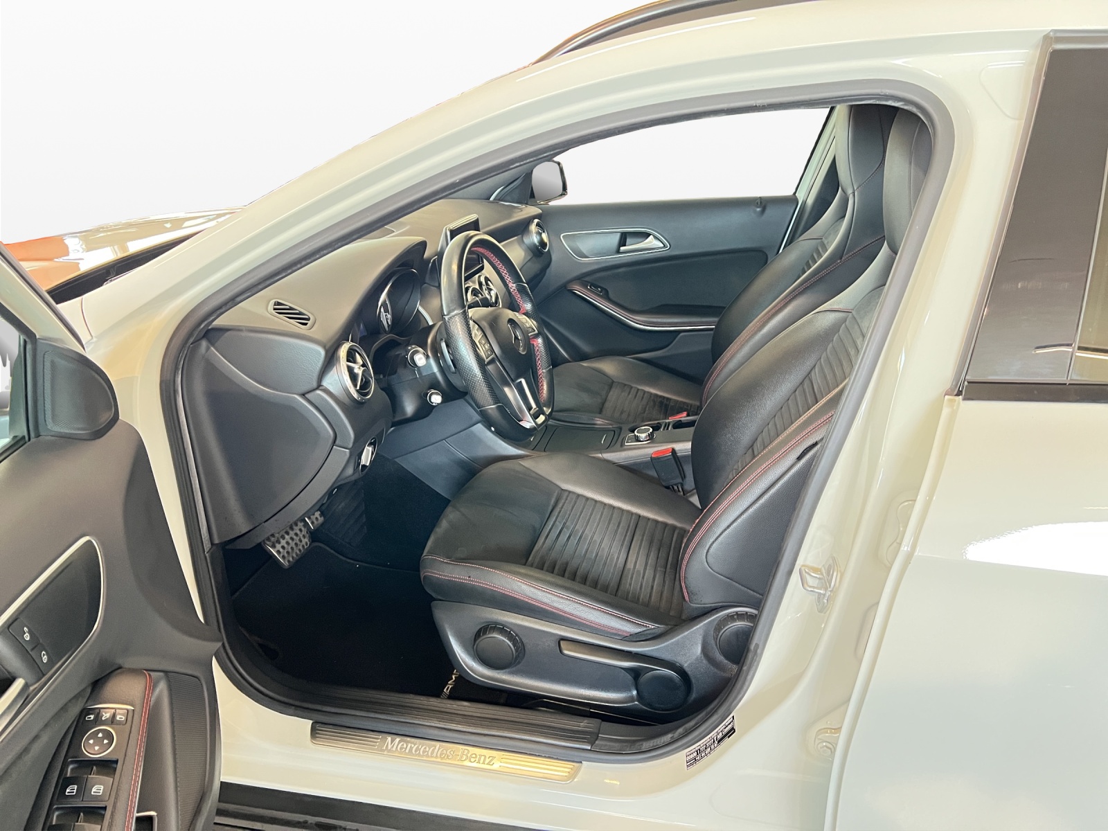 MERCEDES-BENZ GLA 250 AMG Line 4Matic 7G-DCT-image-10