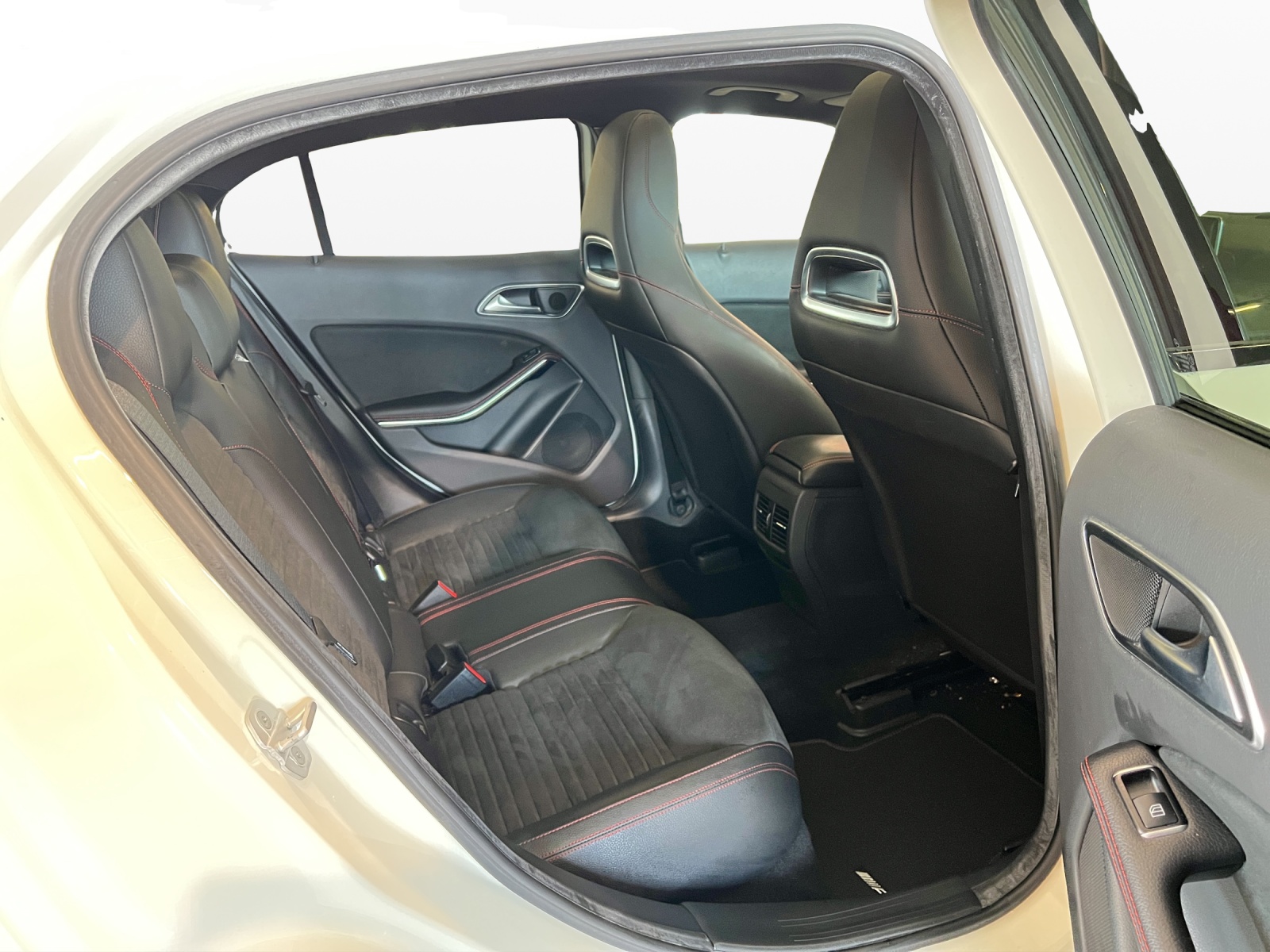 MERCEDES-BENZ GLA 250 AMG Line 4Matic 7G-DCT-image-9