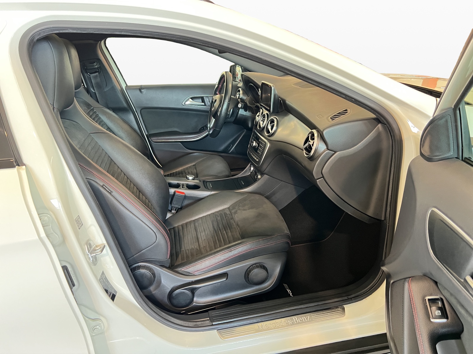 MERCEDES-BENZ GLA 250 AMG Line 4Matic 7G-DCT-image-8