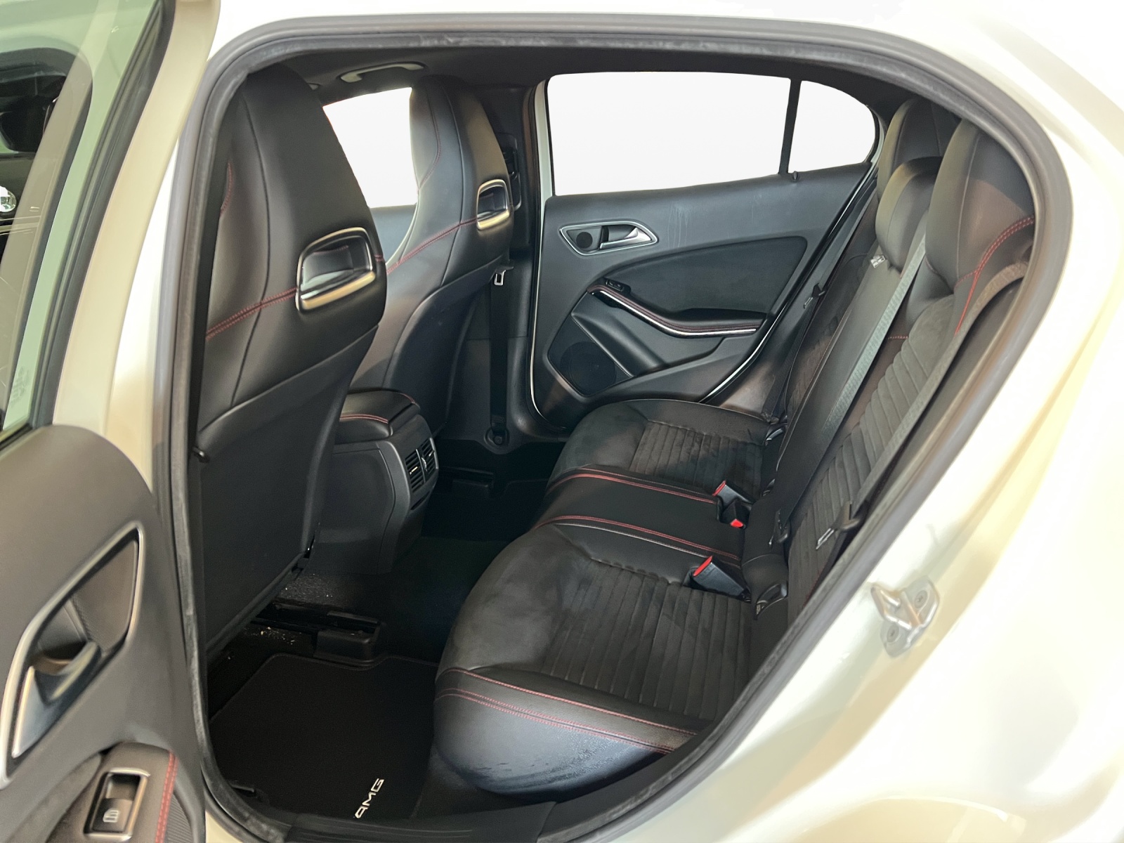 MERCEDES-BENZ GLA 250 AMG Line 4Matic 7G-DCT-image-12