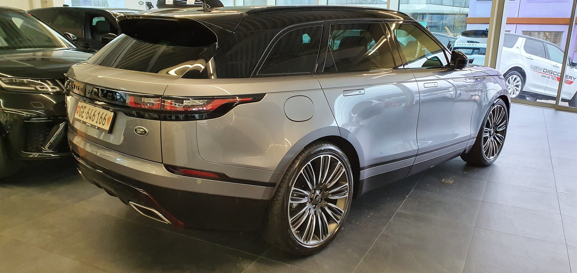 LAND ROVER 2.0 T 300 R-Dynamic HSE-image-1