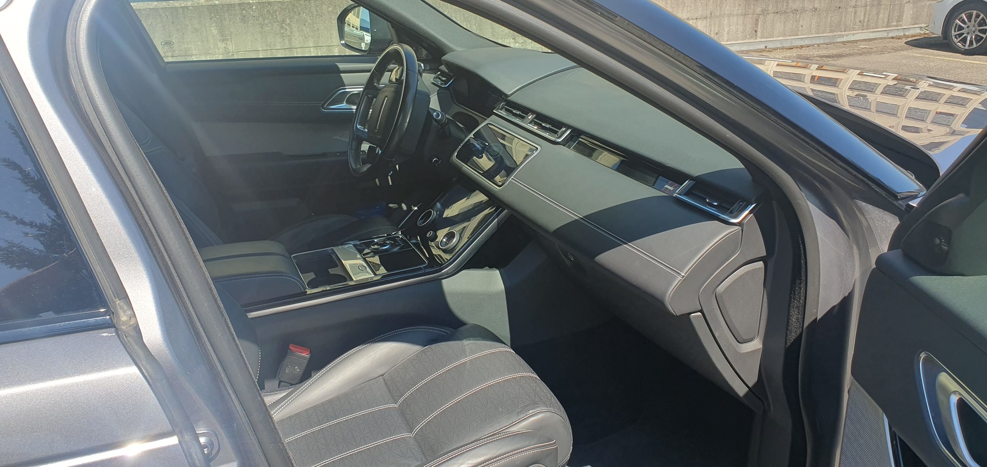 LAND ROVER 2.0 T 300 R-Dynamic HSE-image-2