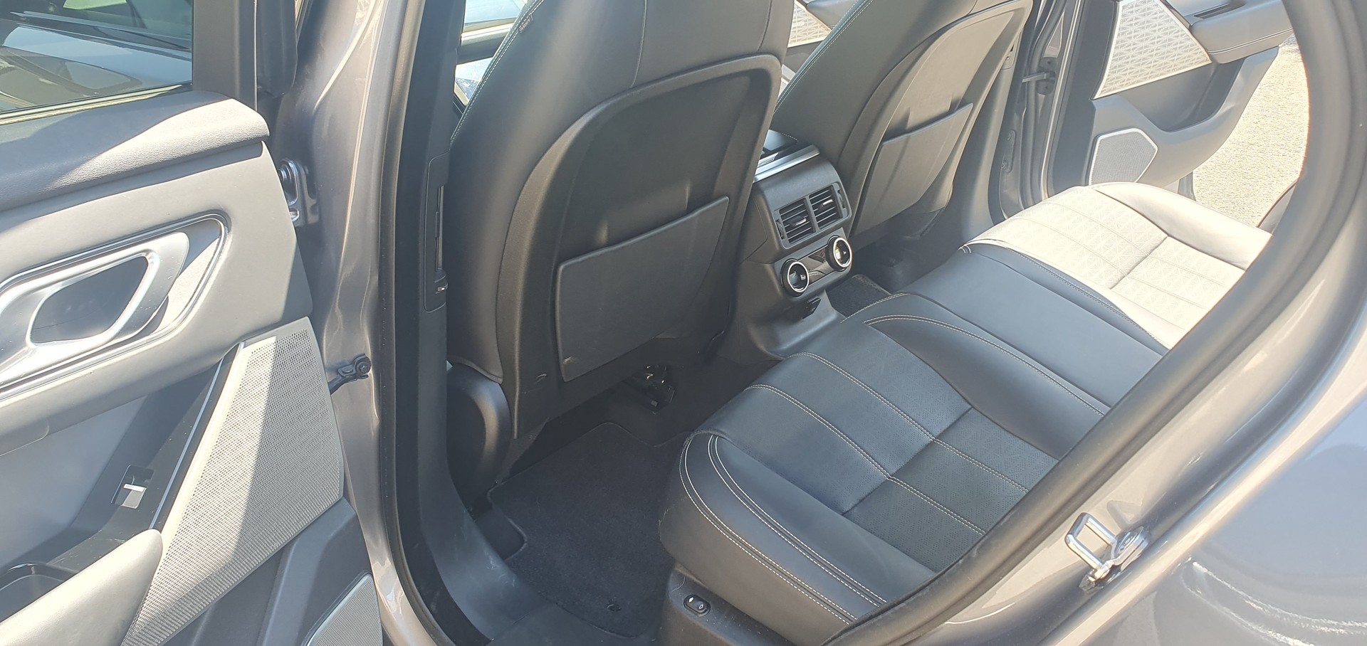 LAND ROVER 2.0 T 300 R-Dynamic HSE-image-3
