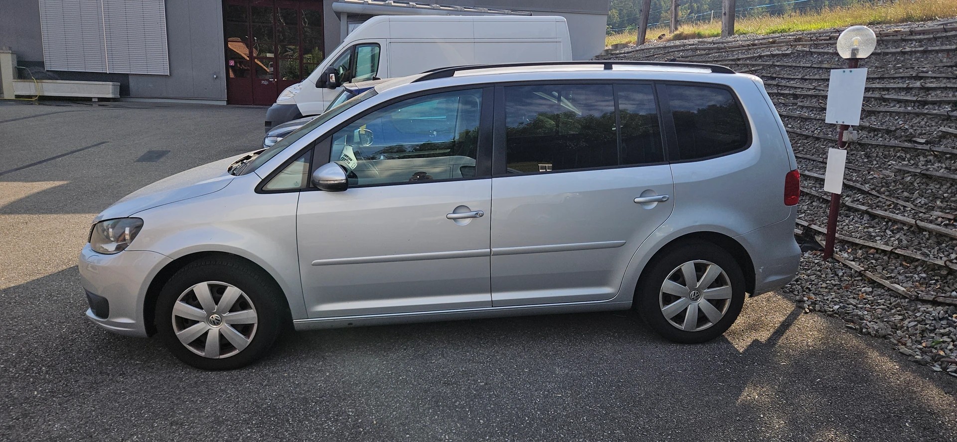 VW Touran 1.6 TDI BlueMotion Technology Trendline DSG-image-0