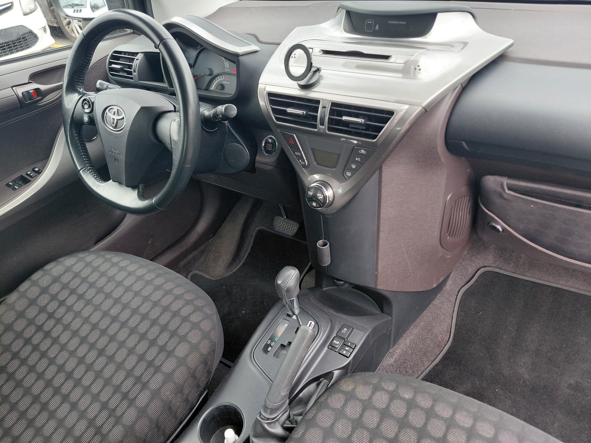 TOYOTA iQ 1.0 VVT-i Linea Sol Multidrive-image-10