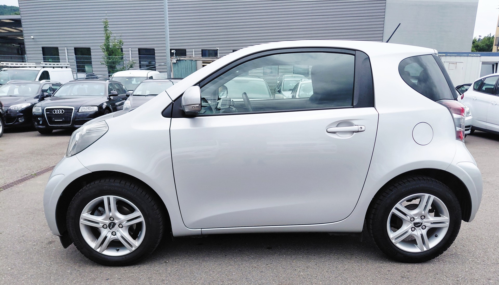 TOYOTA iQ 1.0 VVT-i Linea Sol Multidrive-image-3