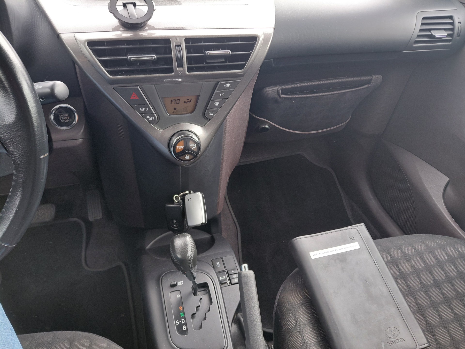 TOYOTA iQ 1.0 VVT-i Linea Sol Multidrive-image-11