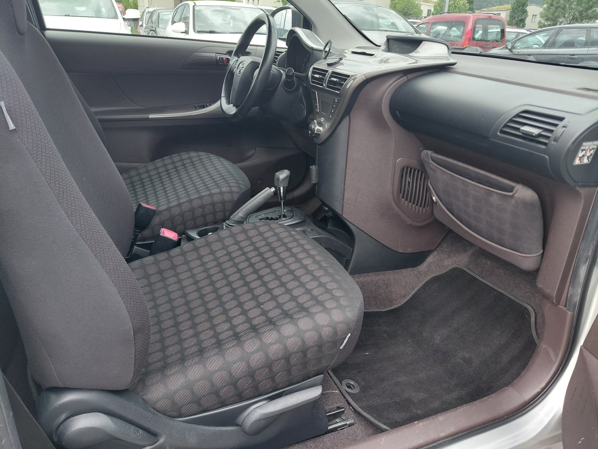 TOYOTA iQ 1.0 VVT-i Linea Sol Multidrive-image-9