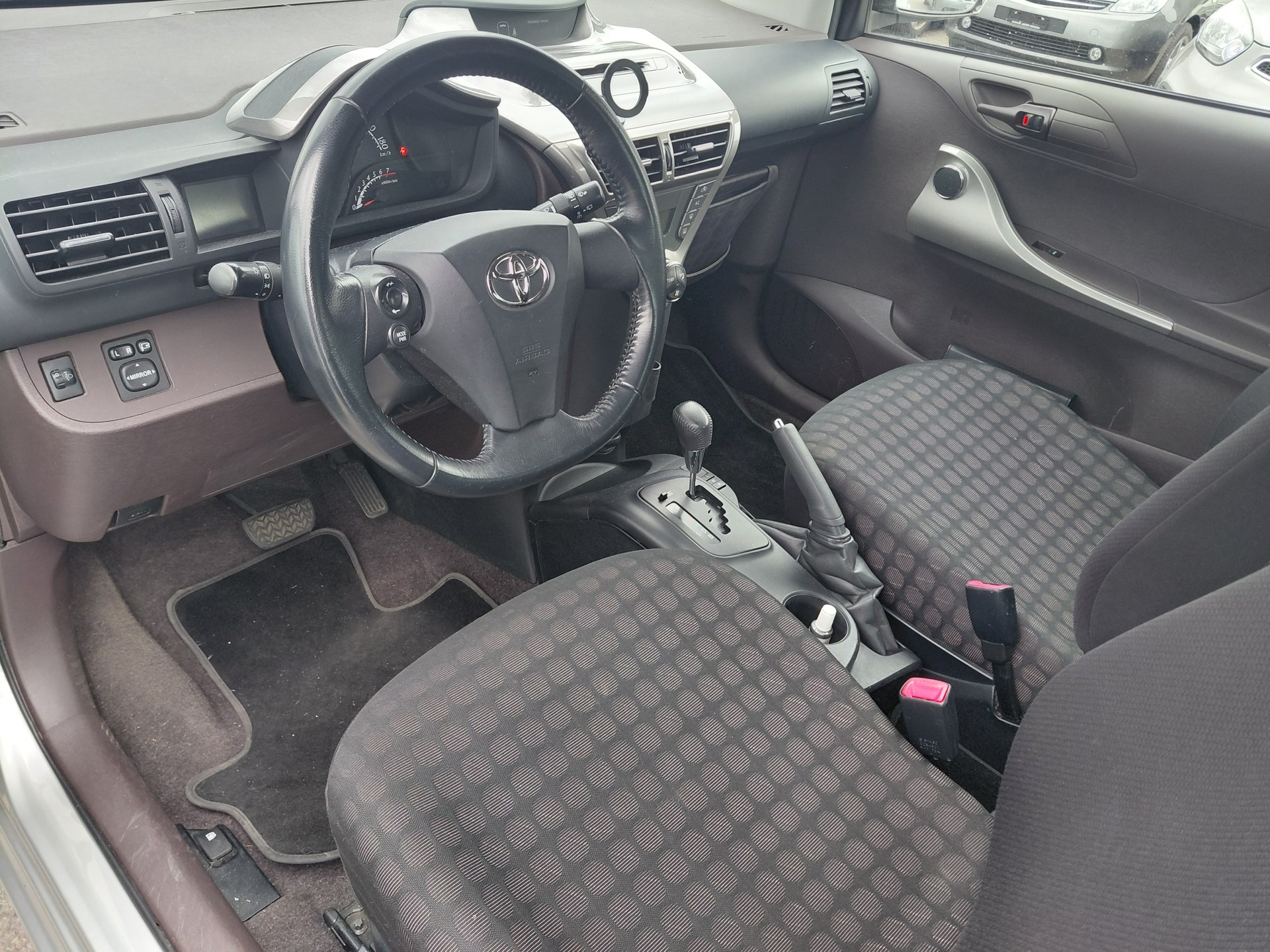 TOYOTA iQ 1.0 VVT-i Linea Sol Multidrive-image-7