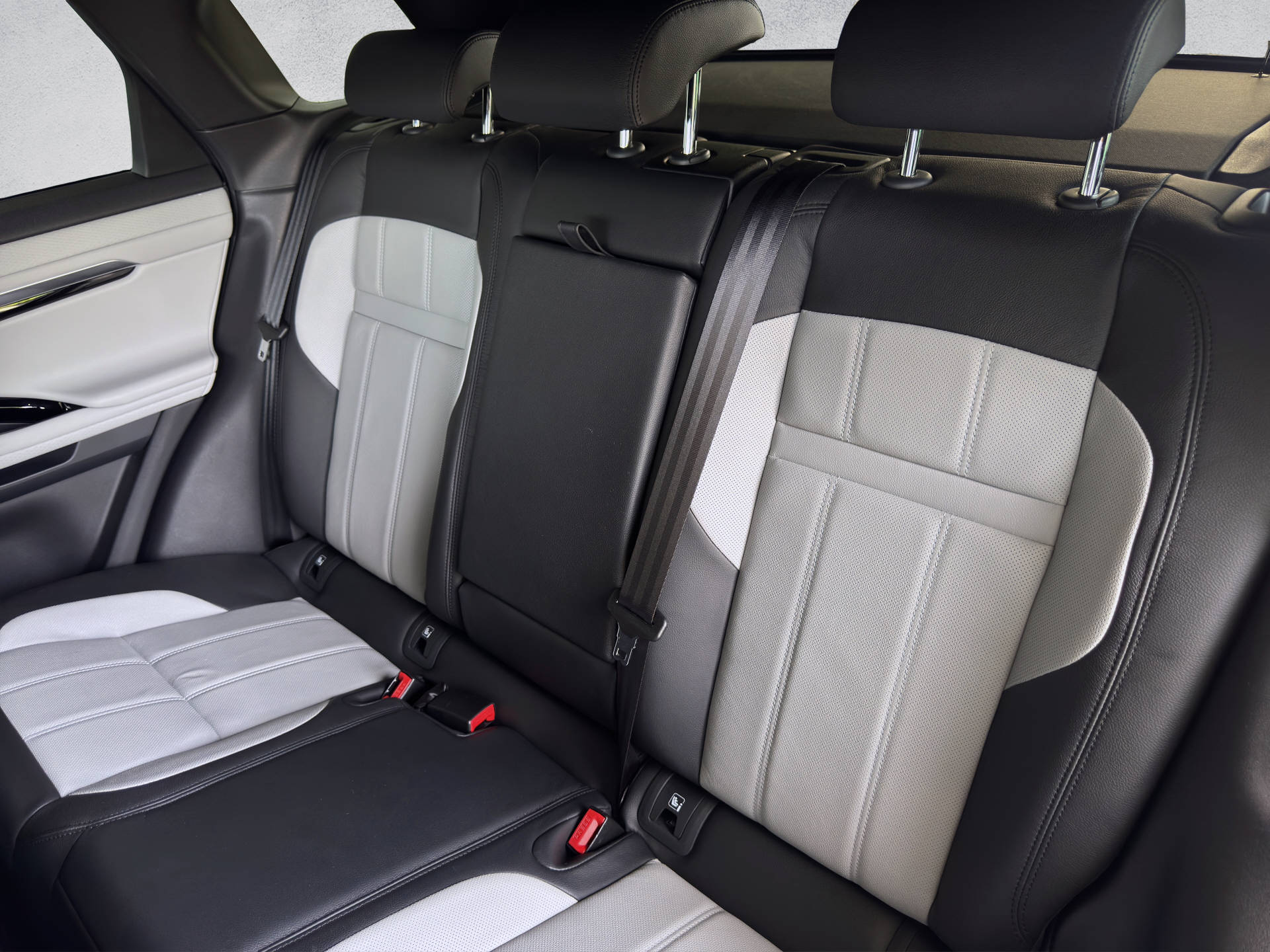 LAND ROVER Range Rover Evoque 1.5 T 300e R-Dynamic S-image-14