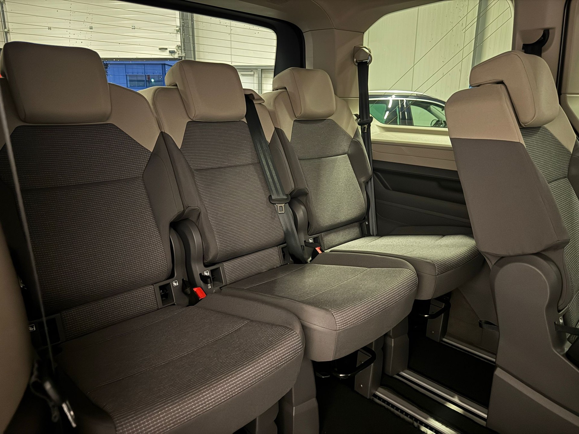 VW Multivan 1.5 TSI eHybrid Liberty DSG 4motion 7-Plätzer-image-11