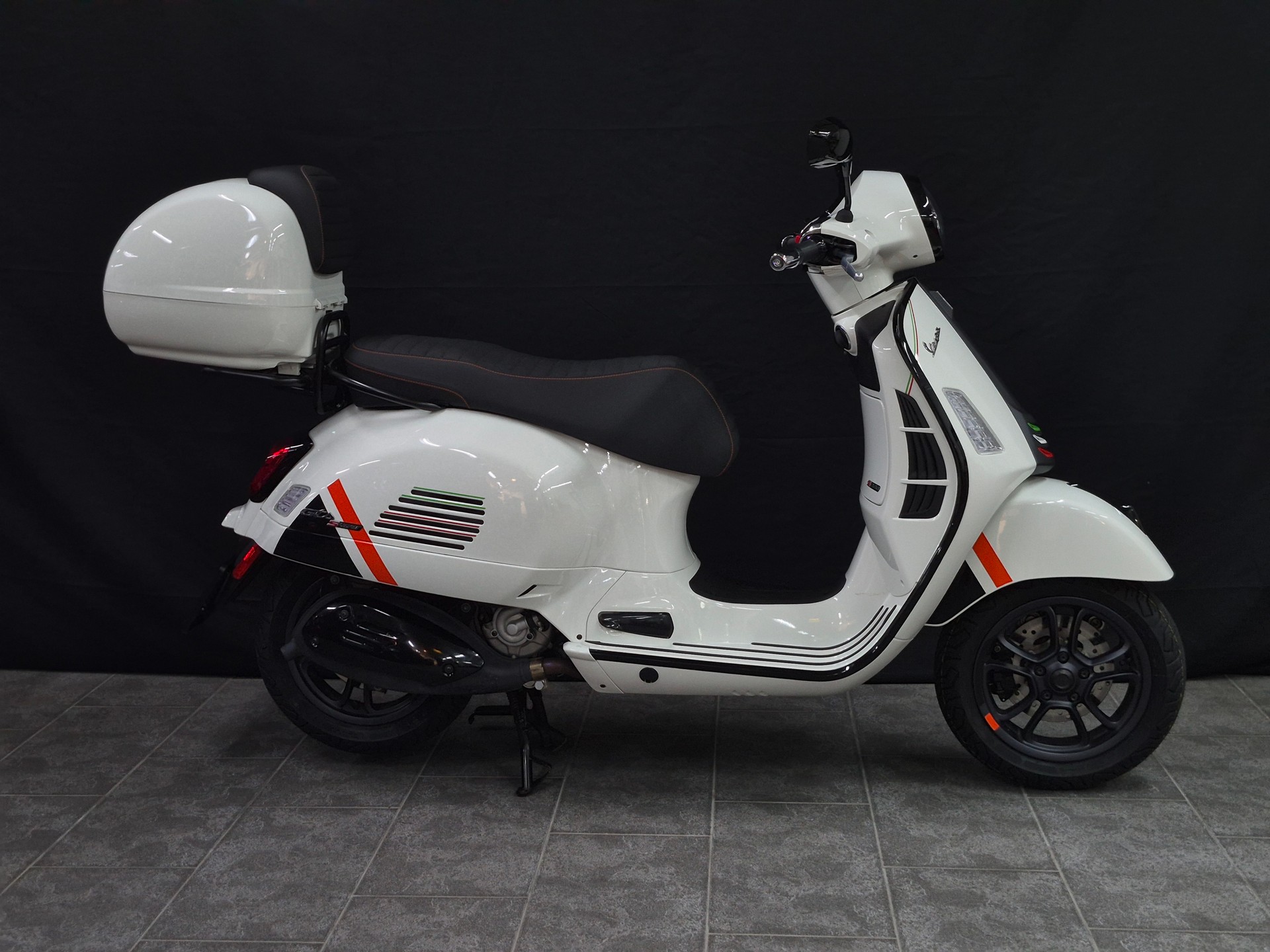 PIAGGIO Vespa GTS 300 Super Sport ABS-showroom-element-3
