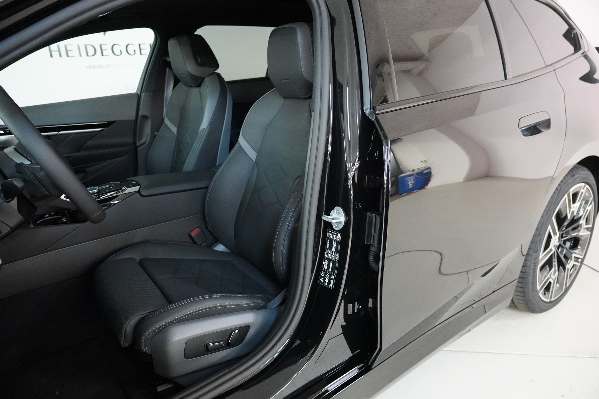 BMW 520d xDrive 48V Touring M Sport Pro Steptronic-image-11