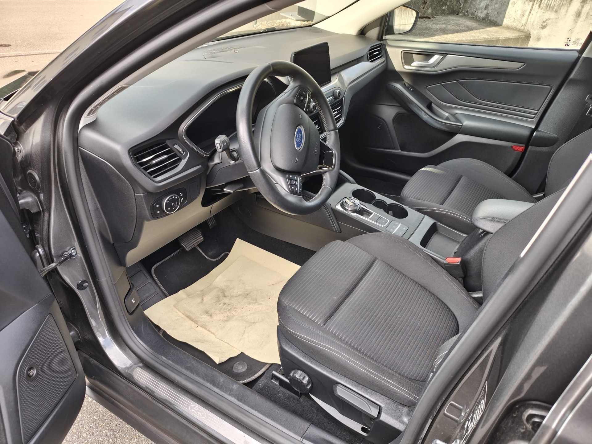 FORD Focus 1.0 SCTi Titanium X Automatic-image-4