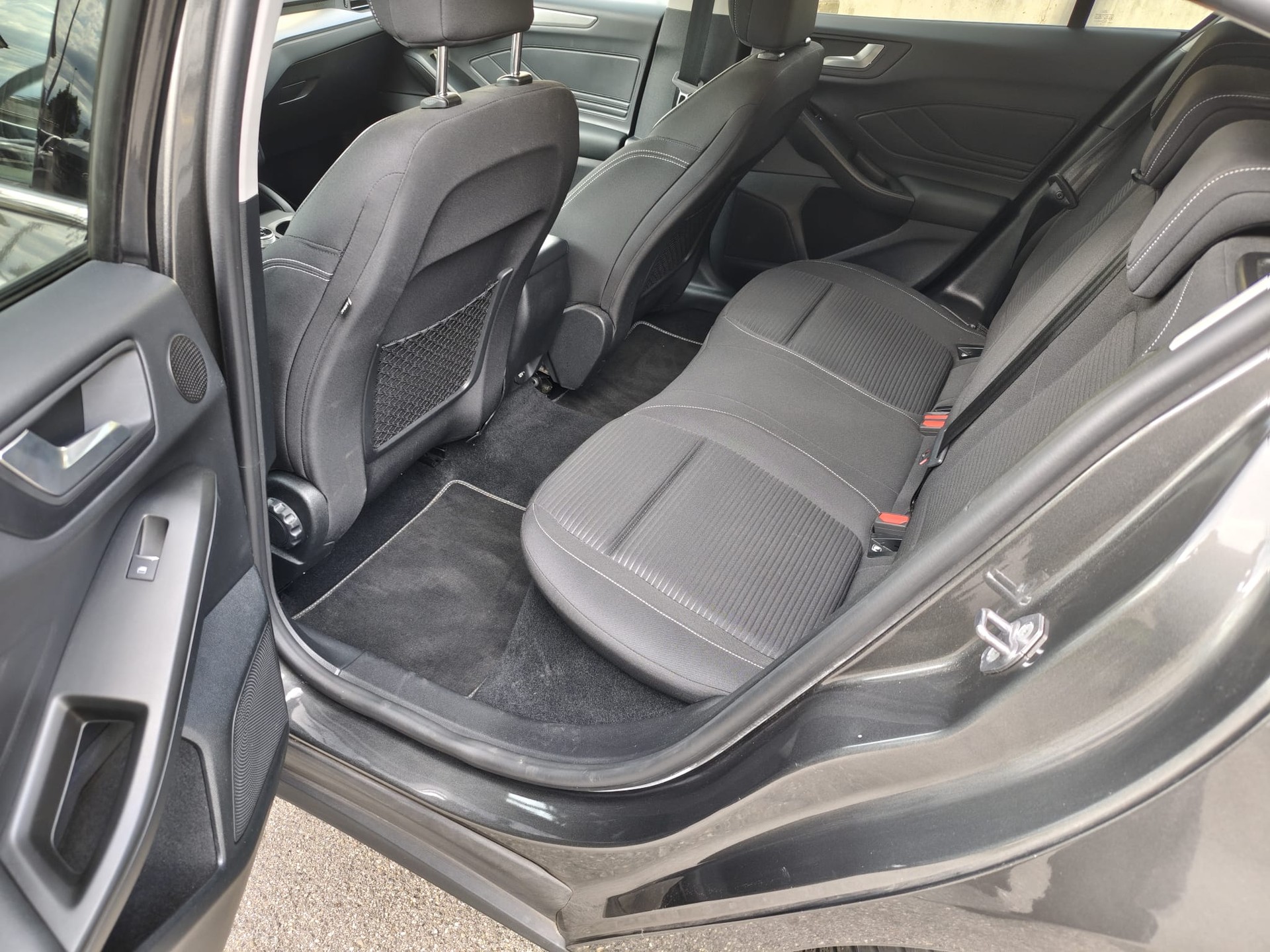 FORD Focus 1.0 SCTi Titanium X Automatic-image-5