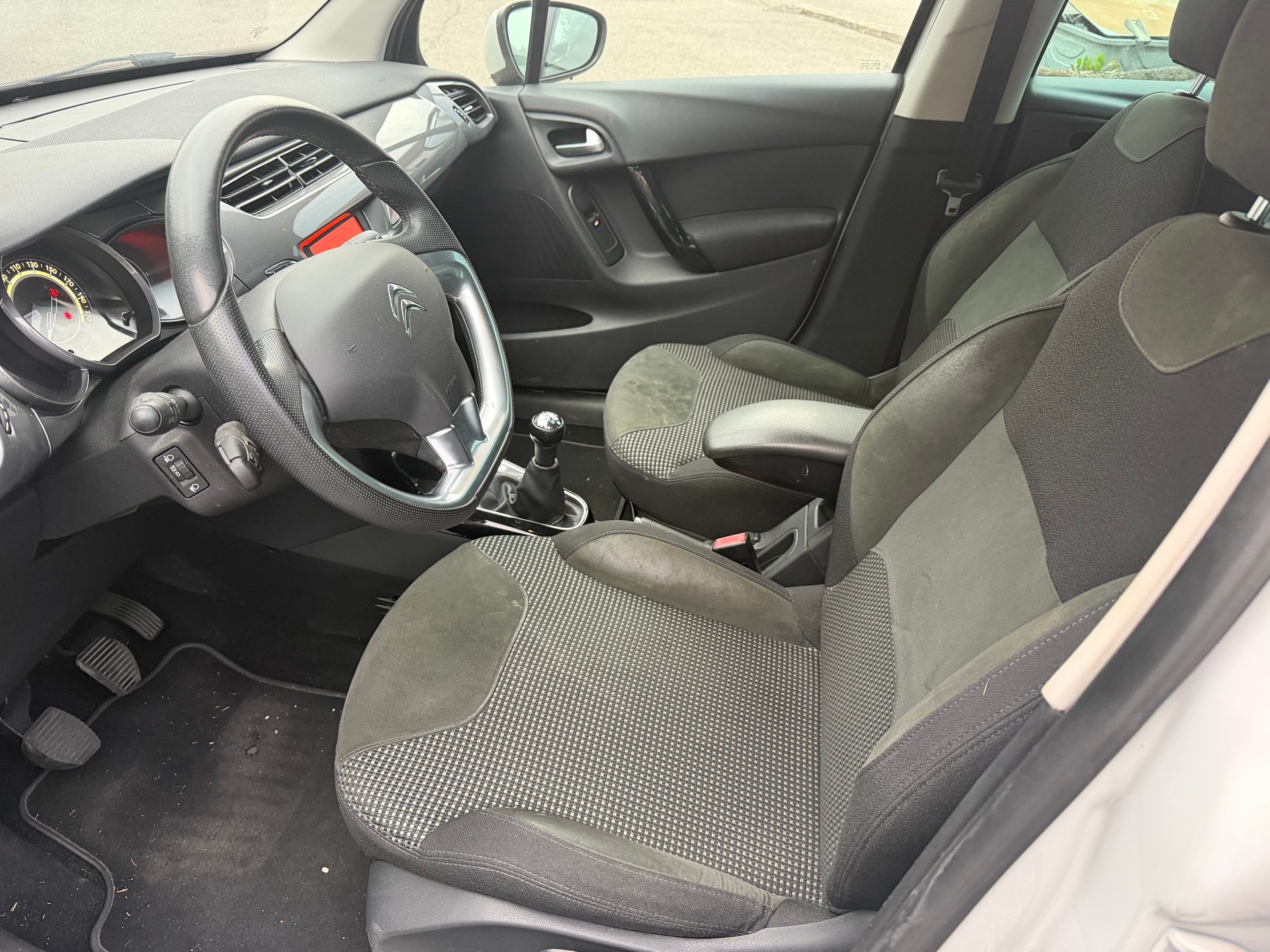 CITROEN C3 1.2i PureTech Exclusive-image-12