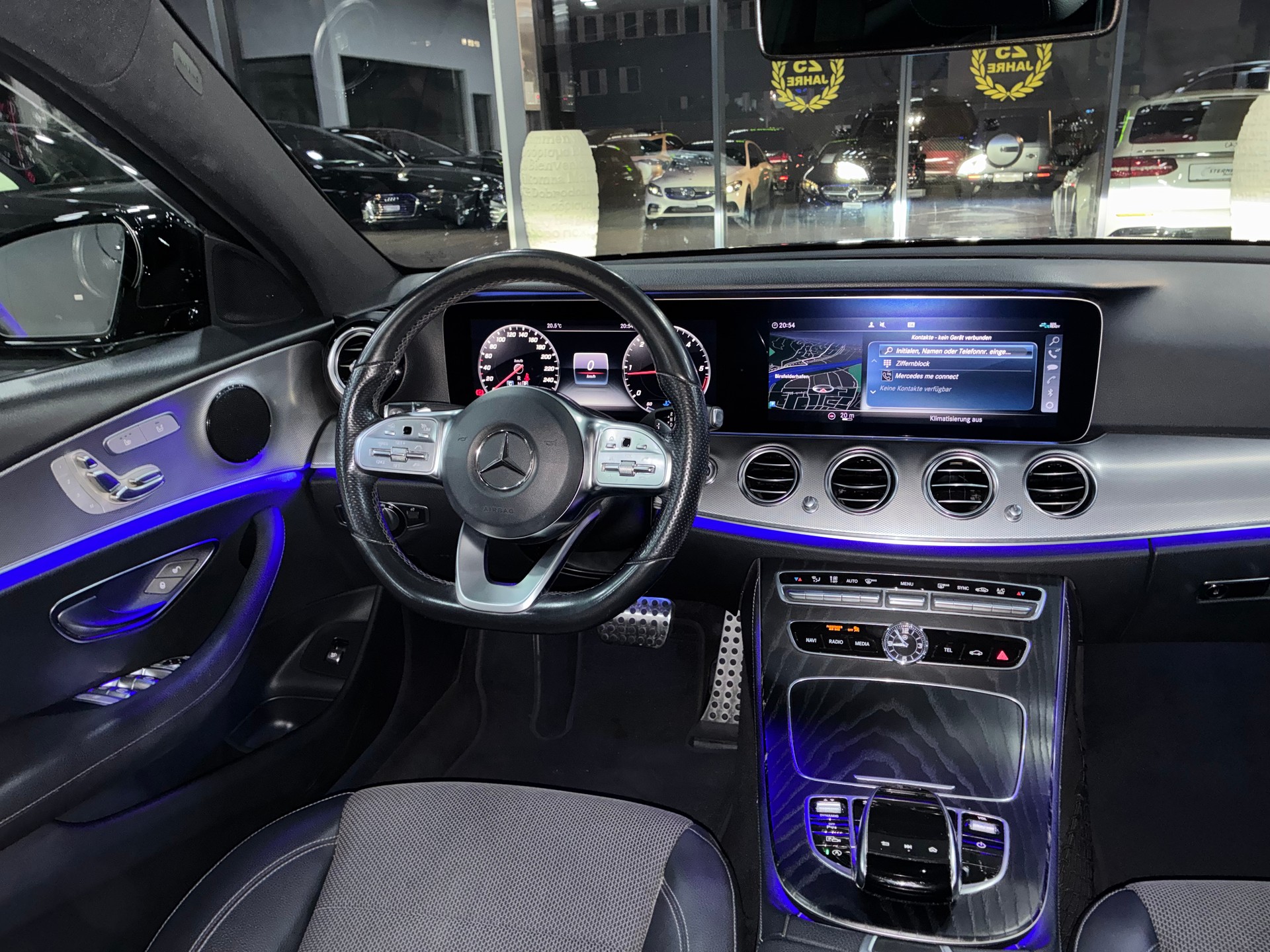 MERCEDES-BENZ E 220d Swiss Star AMG Line 4Matic 9G-Tronic-image-8