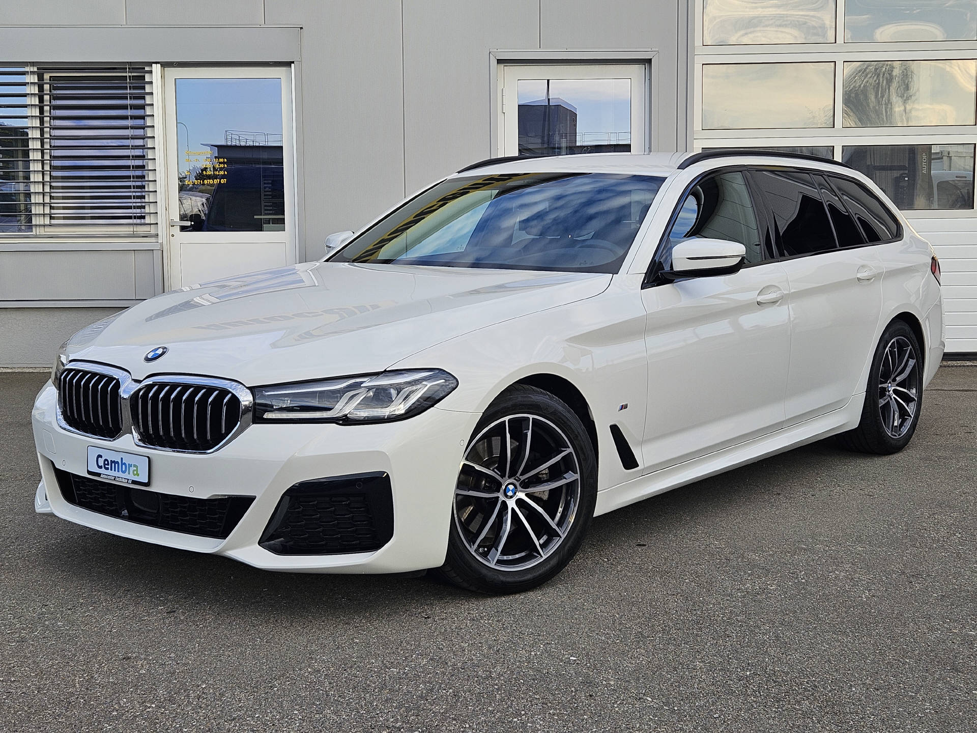 BMW 520d xDrive * Pack M Sport * Pack M Aerodynamik * BMW Service Plus 10 Jahre/ 100'000 km *-image-1