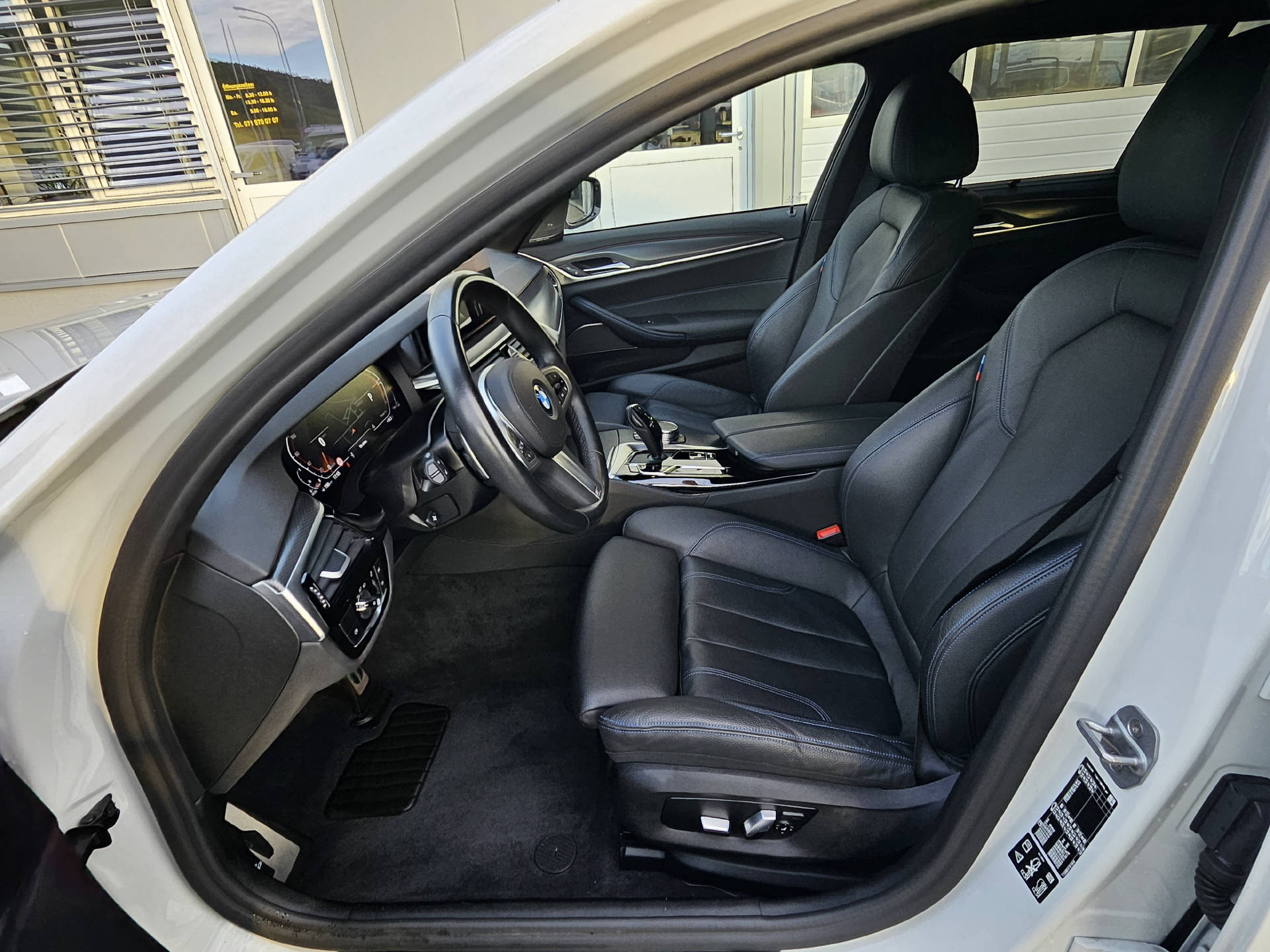 BMW 520d xDrive * Pack M Sport * Pack M Aerodynamik * BMW Service Plus 10 Jahre/ 100'000 km *-image-14
