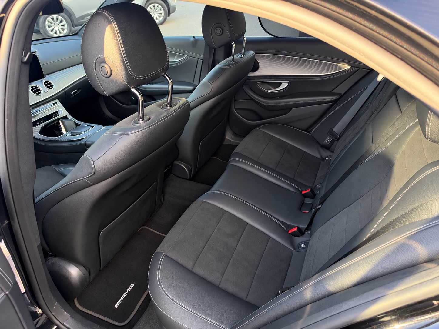 MERCEDES-BENZ E 200 4Matic AMG Line 9G-Tronic-image-7