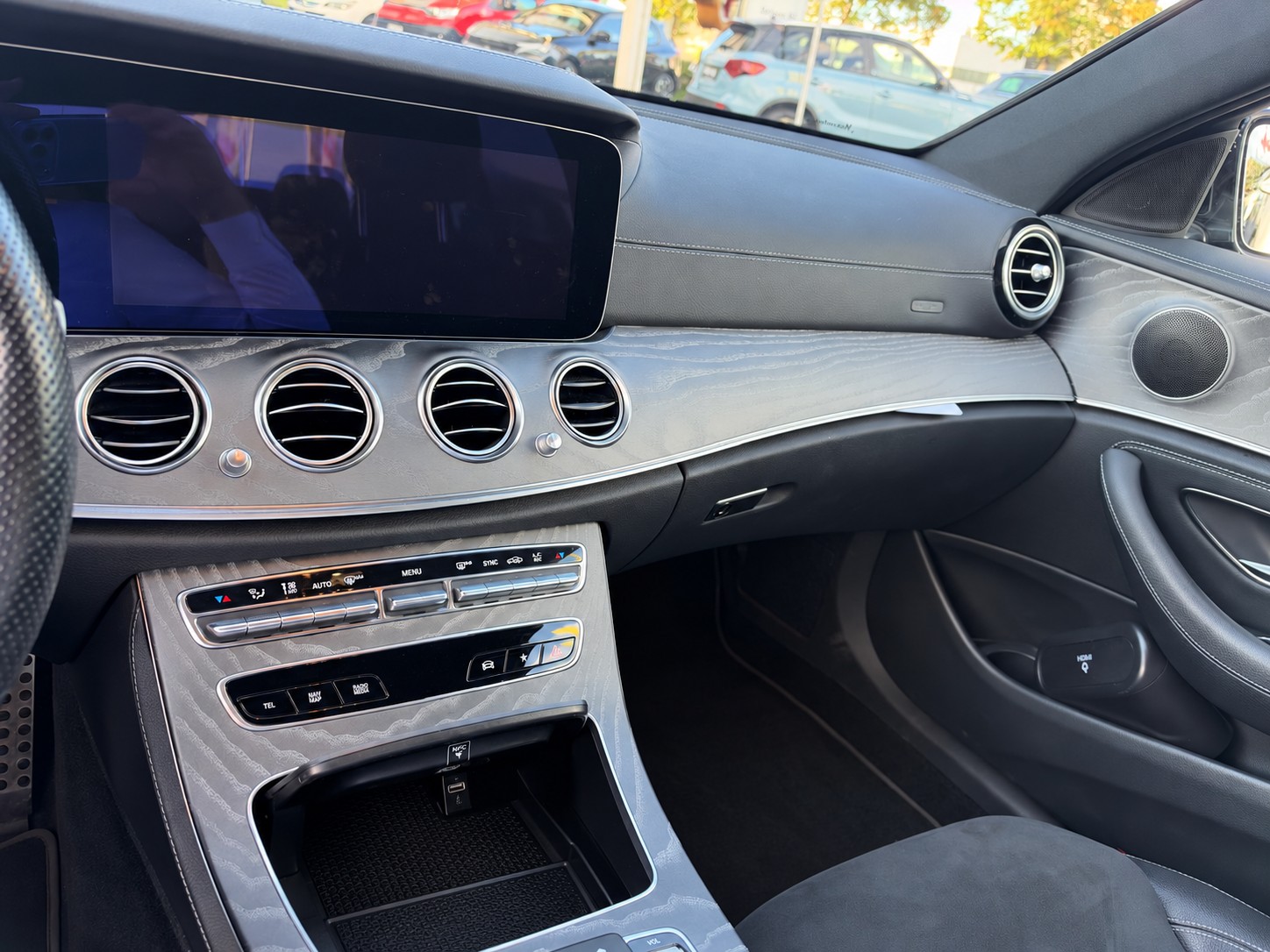 MERCEDES-BENZ E 200 4Matic AMG Line 9G-Tronic-image-6