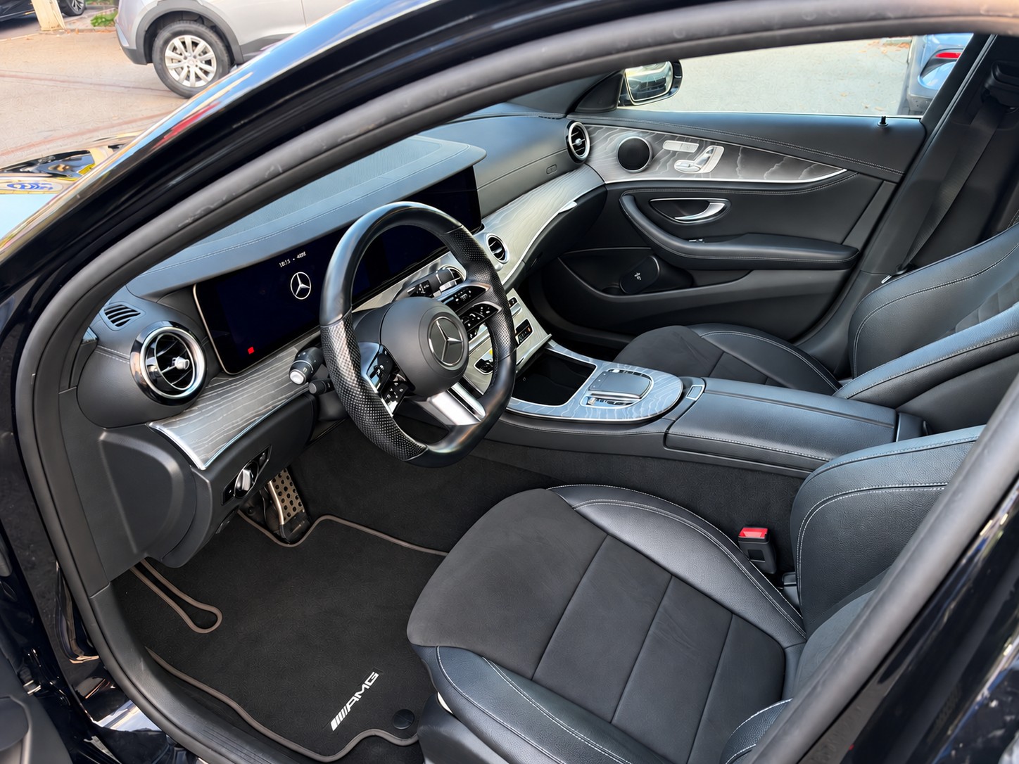MERCEDES-BENZ E 200 4Matic AMG Line 9G-Tronic-image-5