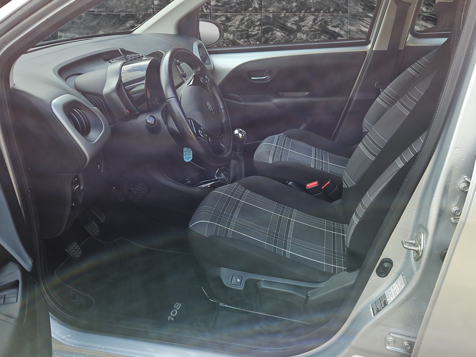 PEUGEOT 108 1.2 VTi Allure-image-9