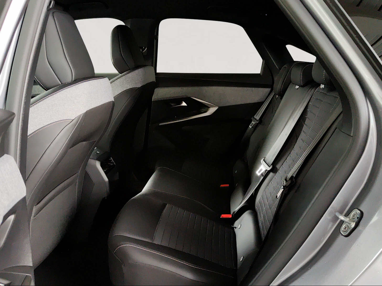 PEUGEOT 3008 136 e-DSC6 Hybrid Allure-image-10