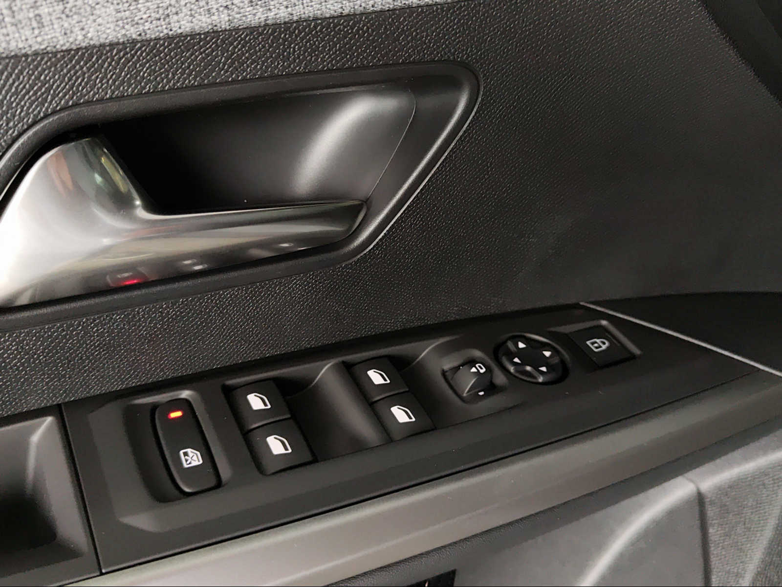 PEUGEOT 3008 136 e-DSC6 Hybrid Allure-image-17
