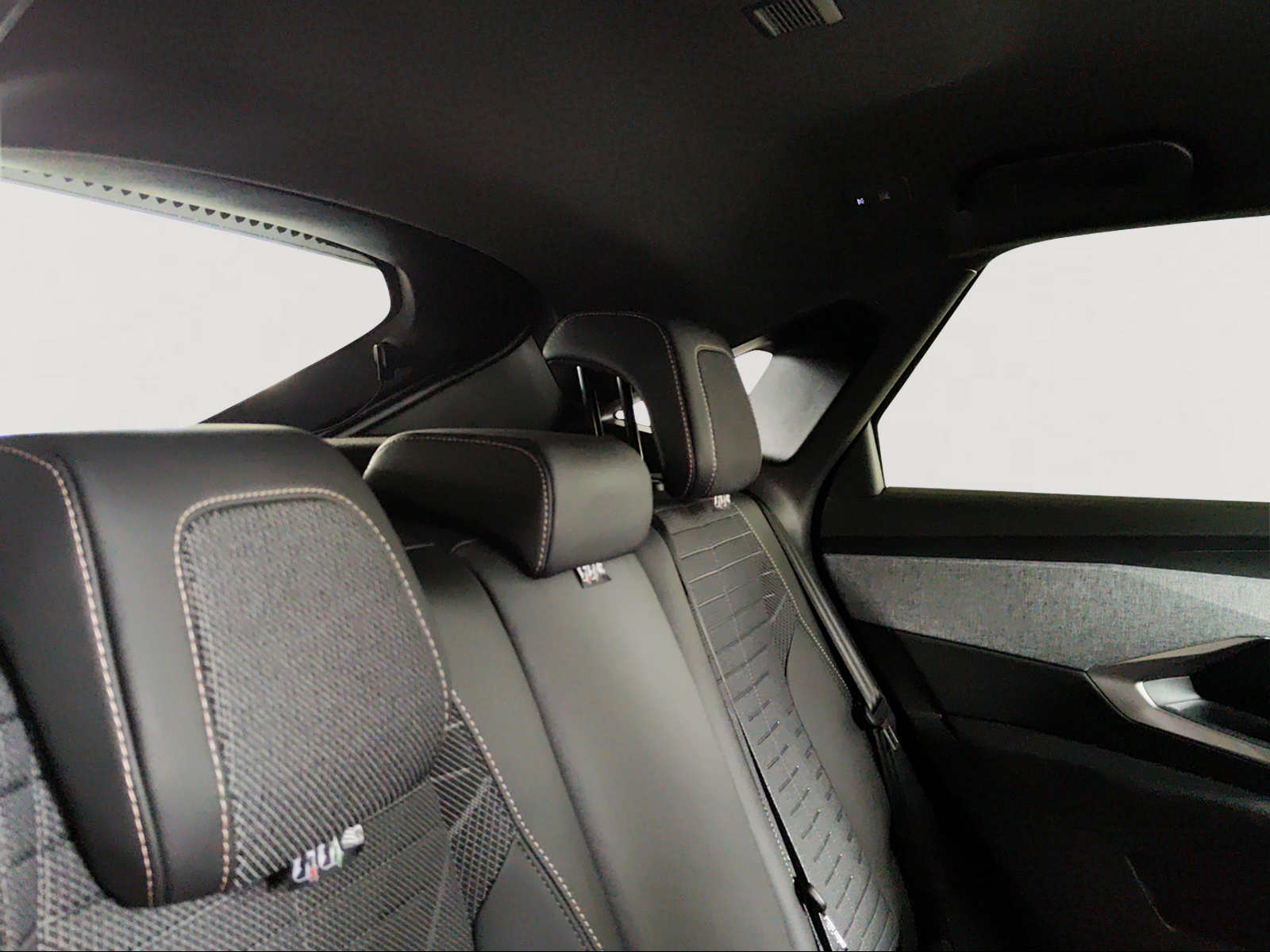 PEUGEOT 3008 136 e-DSC6 Hybrid Allure-image-11