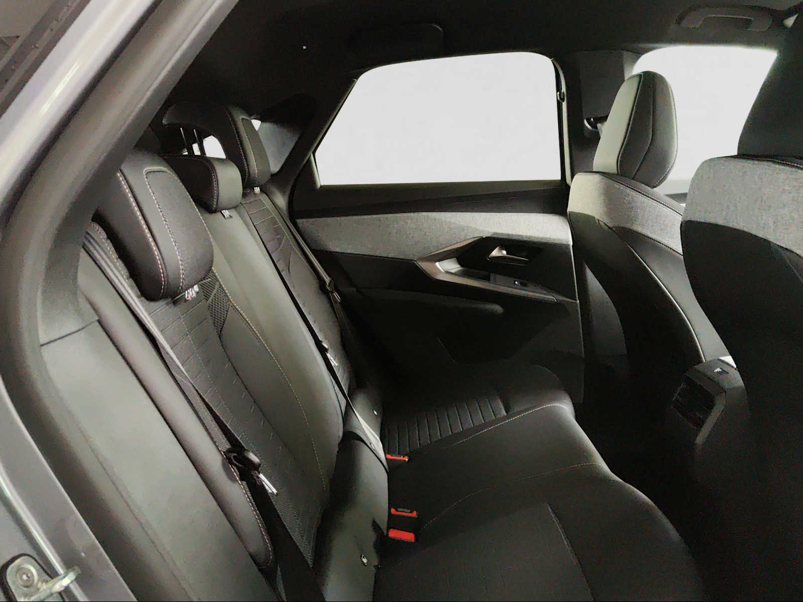 PEUGEOT 3008 136 e-DSC6 Hybrid Allure-image-12