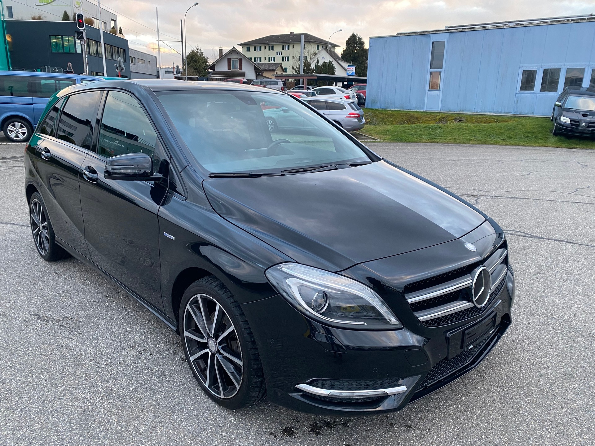 MERCEDES-BENZ B 200 Active Edition-image-1