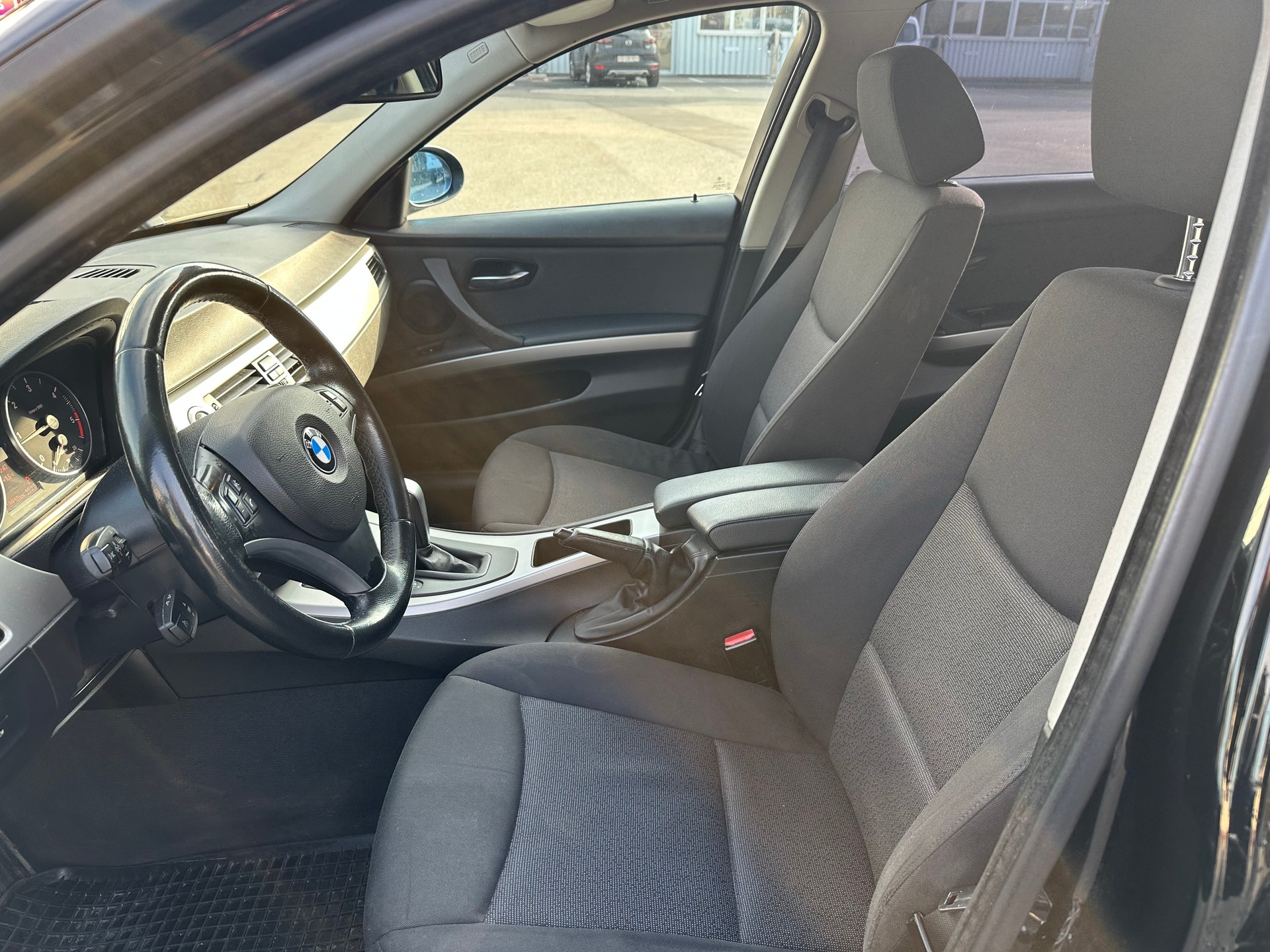 BMW 320d-image-12