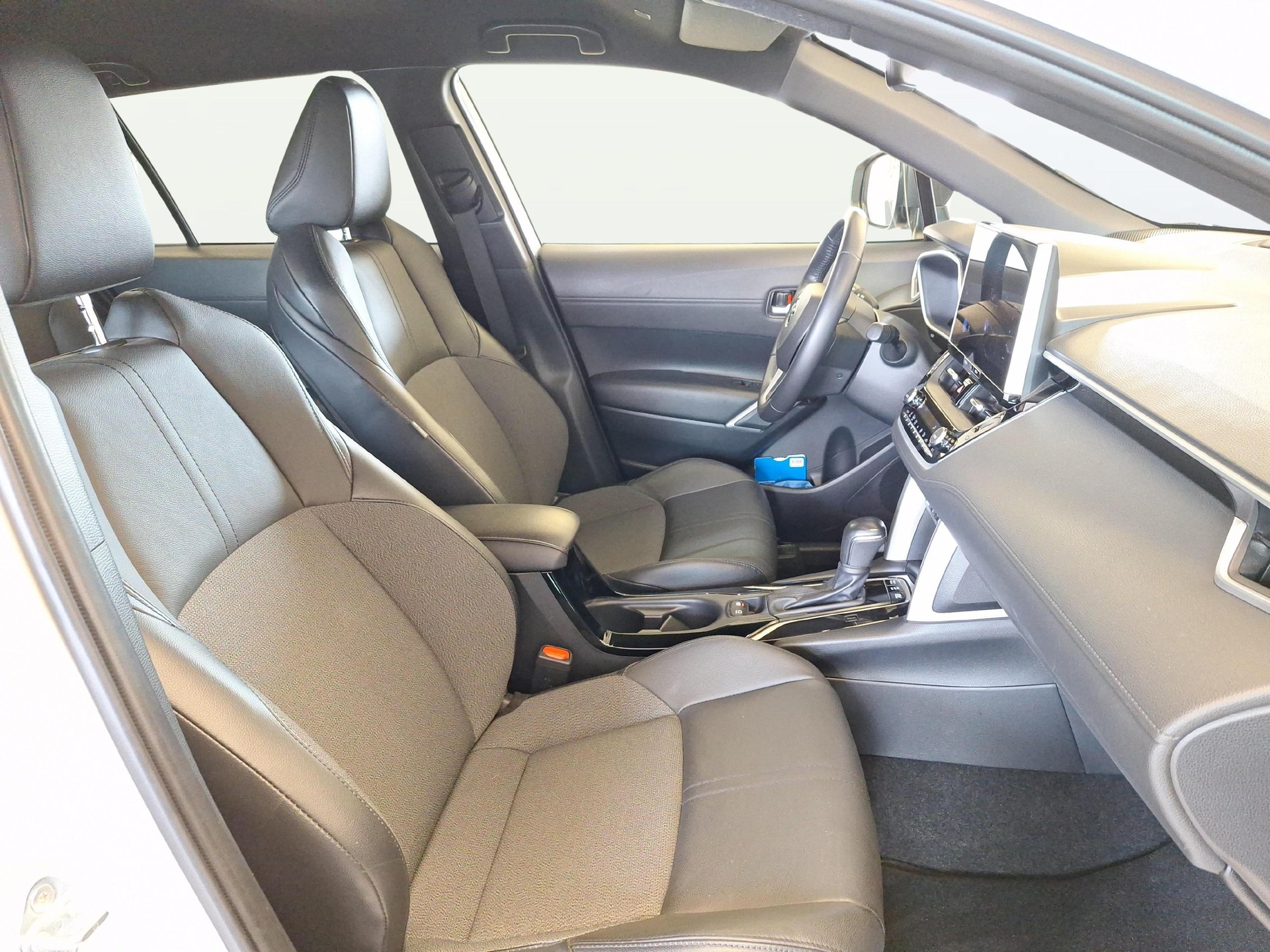 TOYOTA Corolla Cross 2.0 HSD Trend AWD-i-image-8