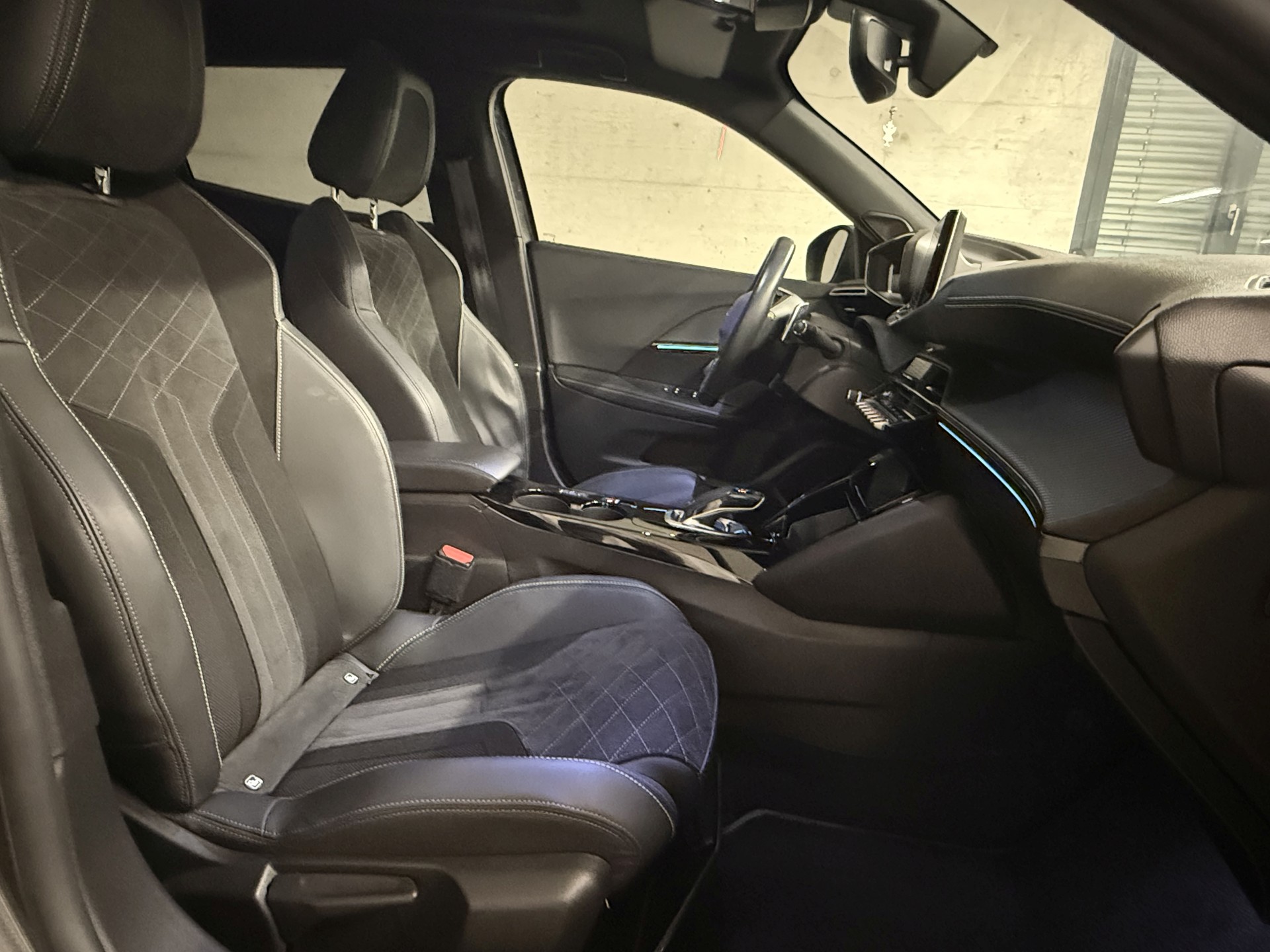 PEUGEOT 2008 1.2 PureTech GT Pack EAT8-image-8