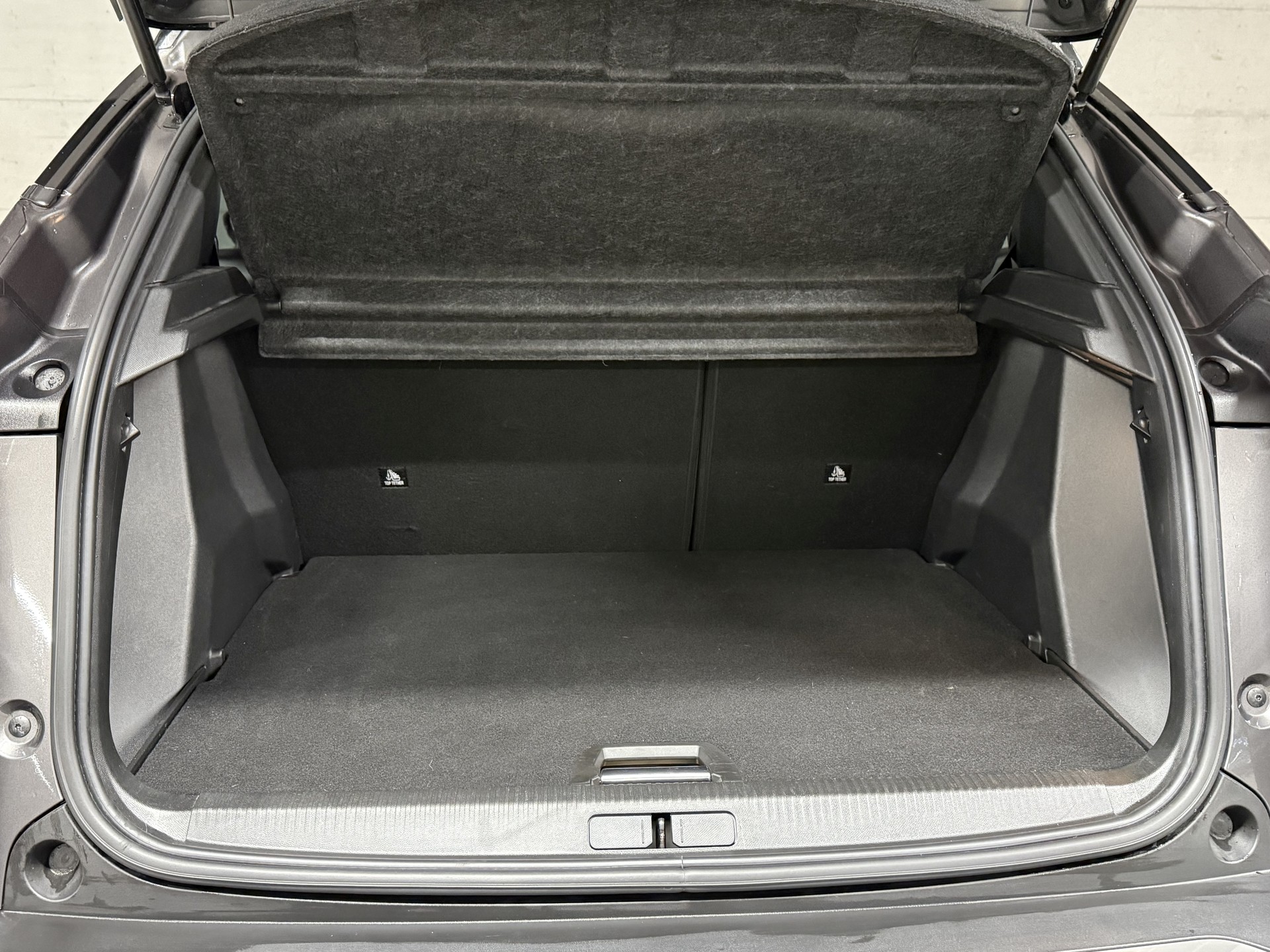 PEUGEOT 2008 1.2 PureTech GT Pack EAT8-image-9