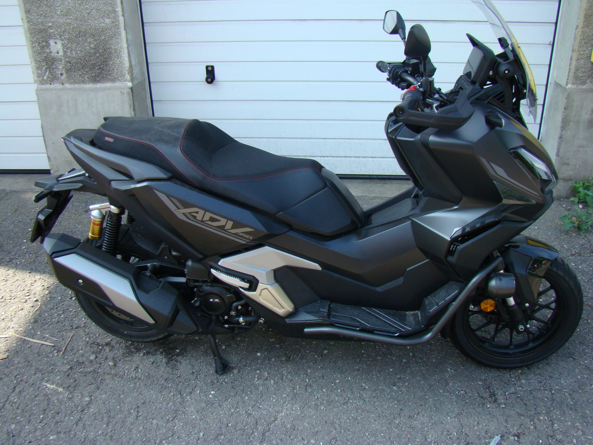 HONDA ADV 350-showroom-element-2