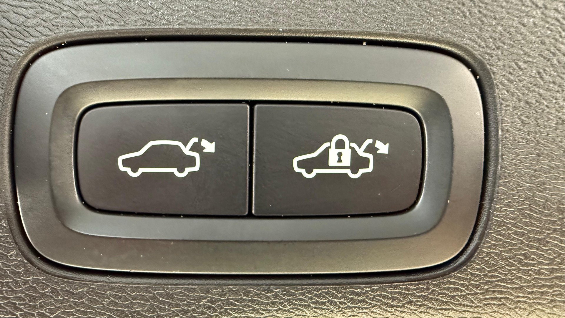 VOLVO XC60 2.0 T8 TE Ultimate Dark e-image-15