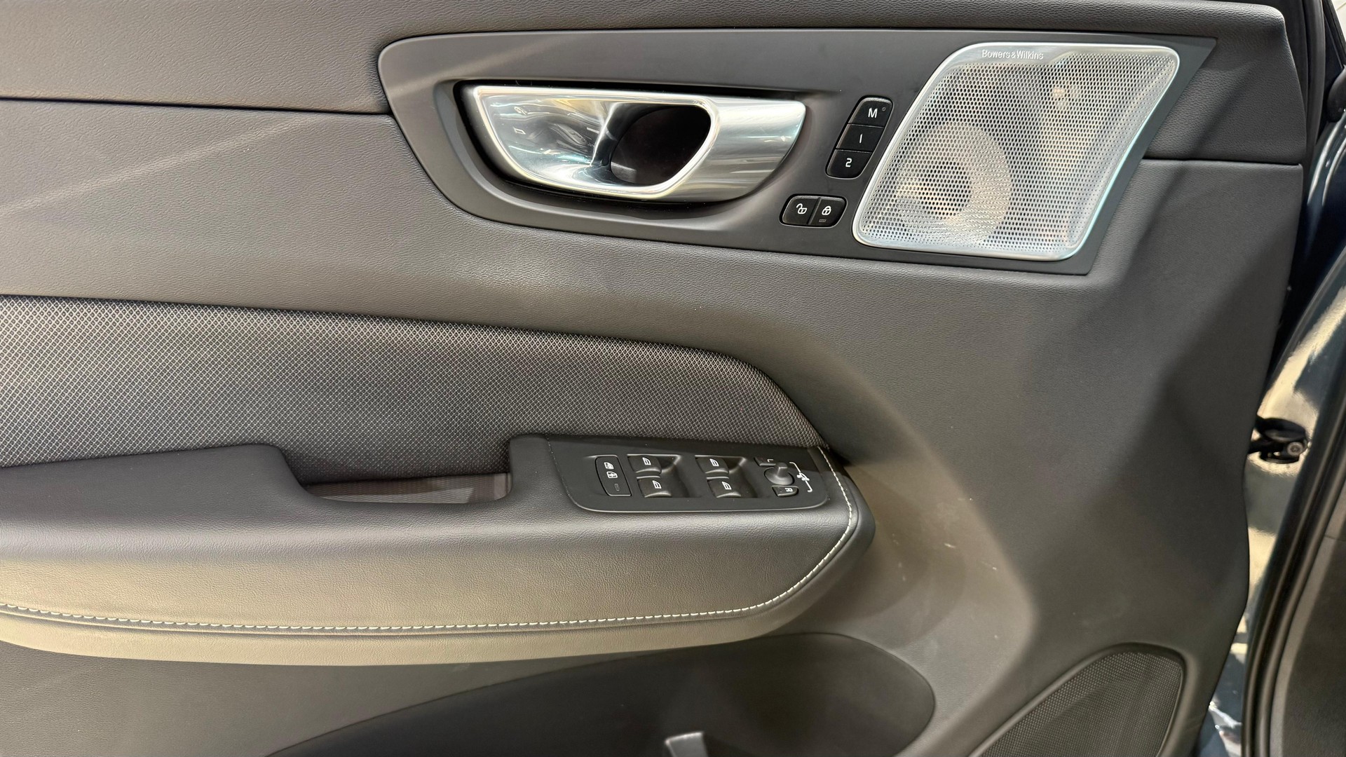 VOLVO XC60 2.0 T8 TE Ultimate Dark e-image-10
