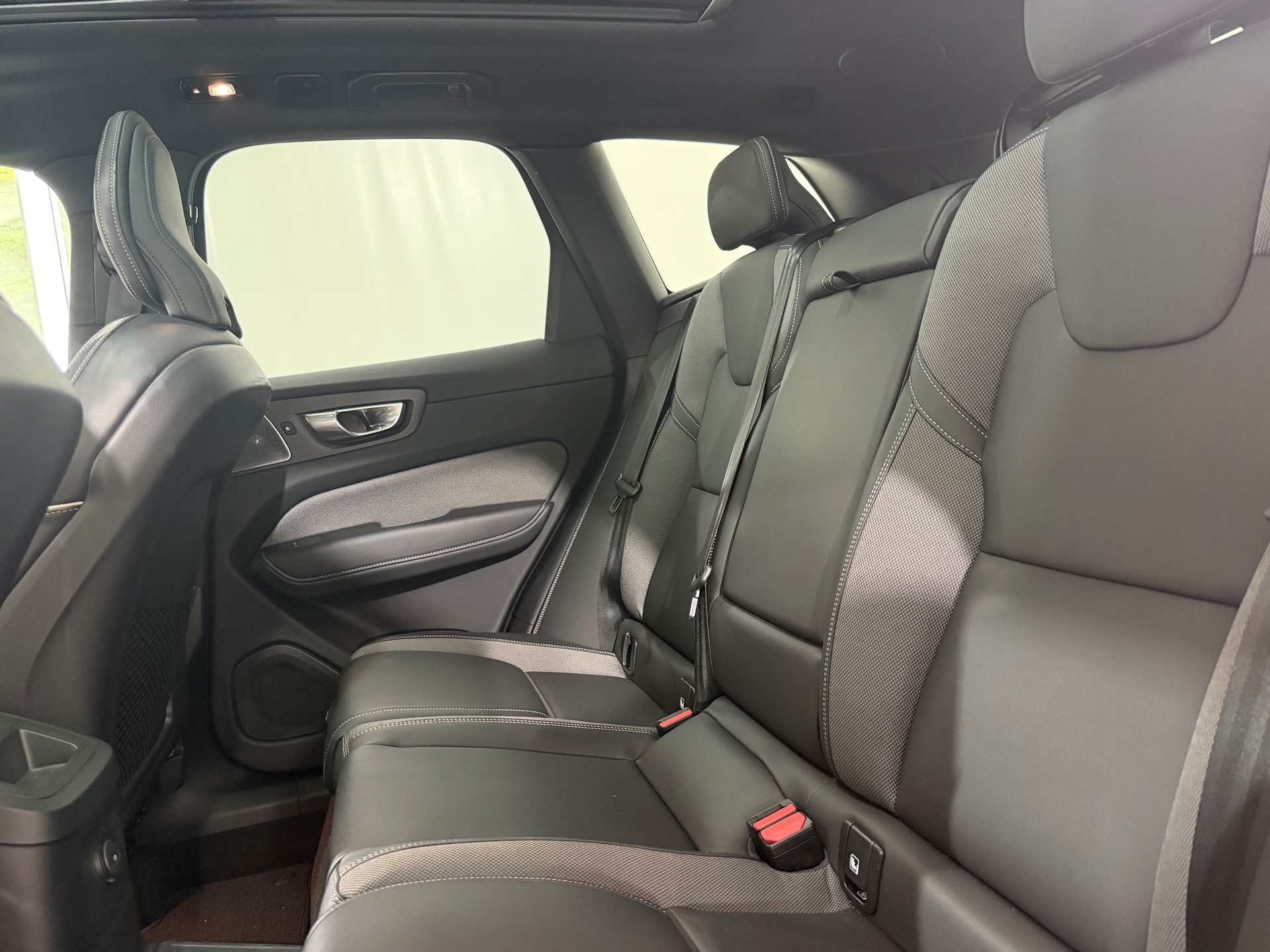 VOLVO XC60 2.0 T8 TE Ultimate Dark e-image-5