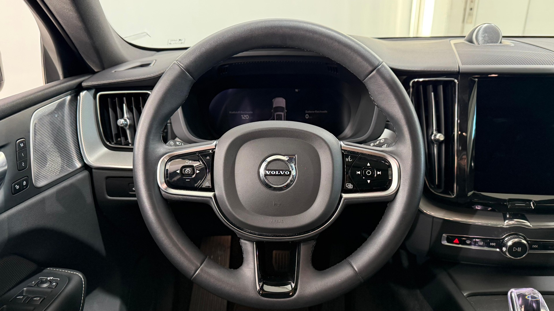 VOLVO XC60 2.0 T8 TE Ultimate Dark e-image-12