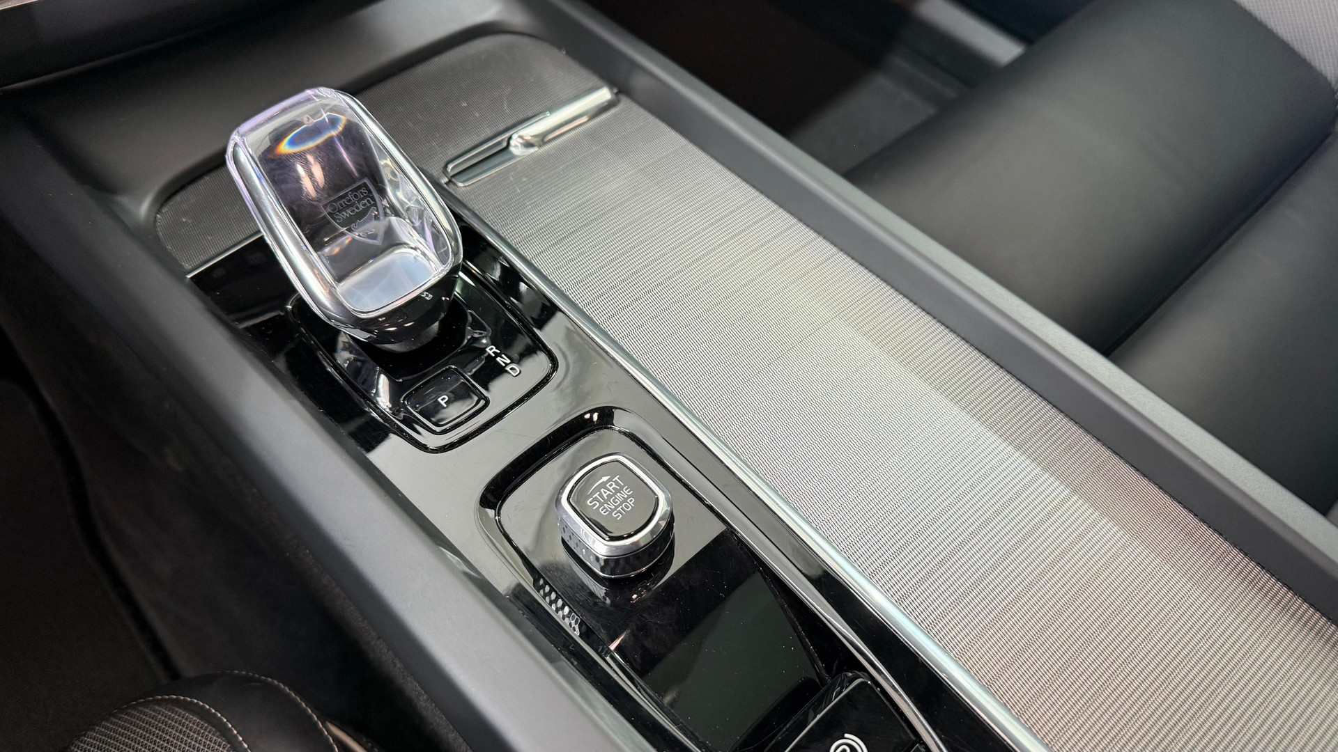 VOLVO XC60 2.0 T8 TE Ultimate Dark e-image-11