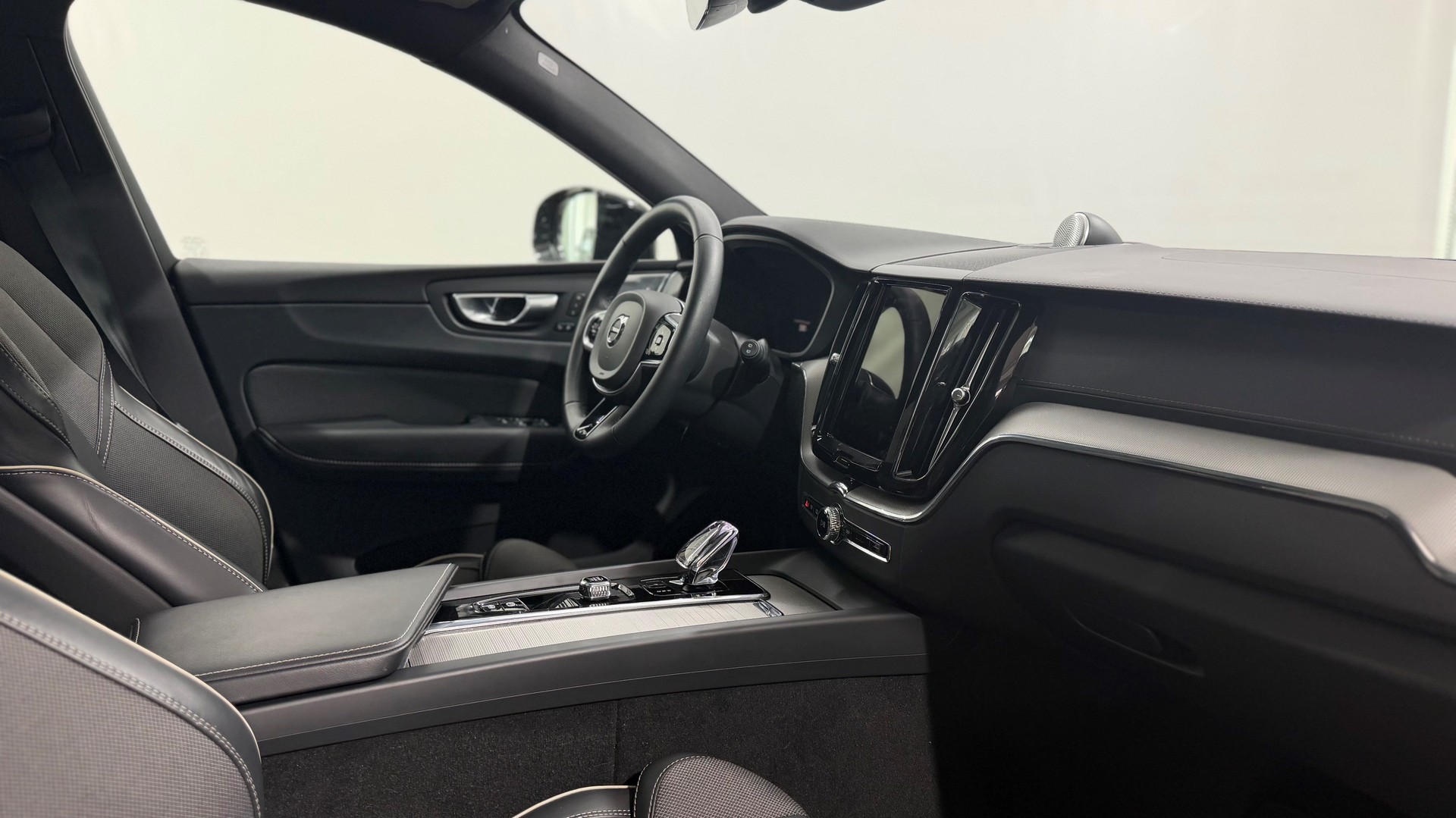 VOLVO XC60 2.0 T8 TE Ultimate Dark e-image-4