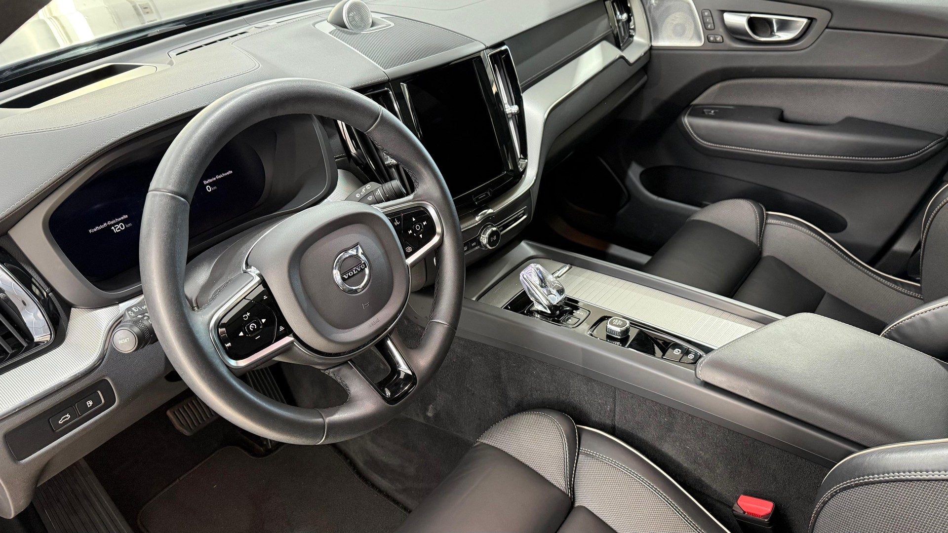 VOLVO XC60 2.0 T8 TE Ultimate Dark e-image-3